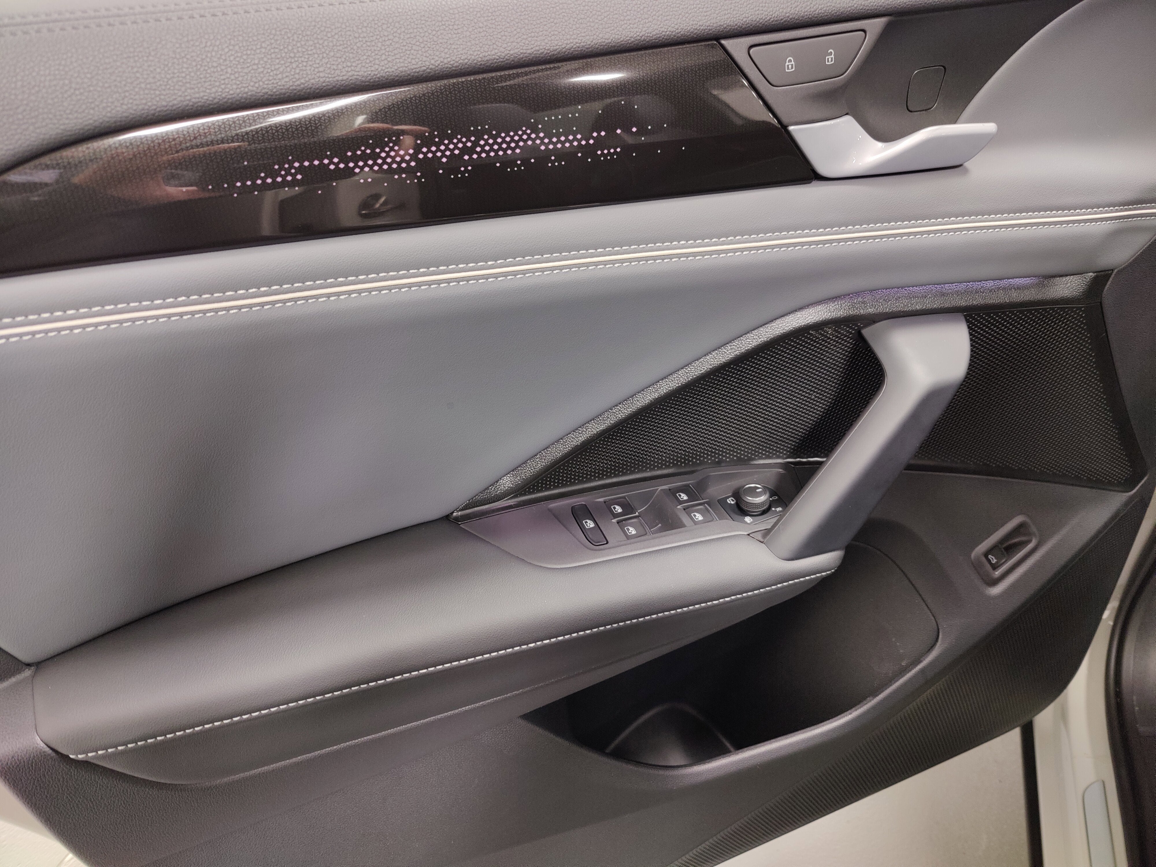 2025 Volkswagen Tiguan SEL R-Line AWD w/Sunroof/Nav