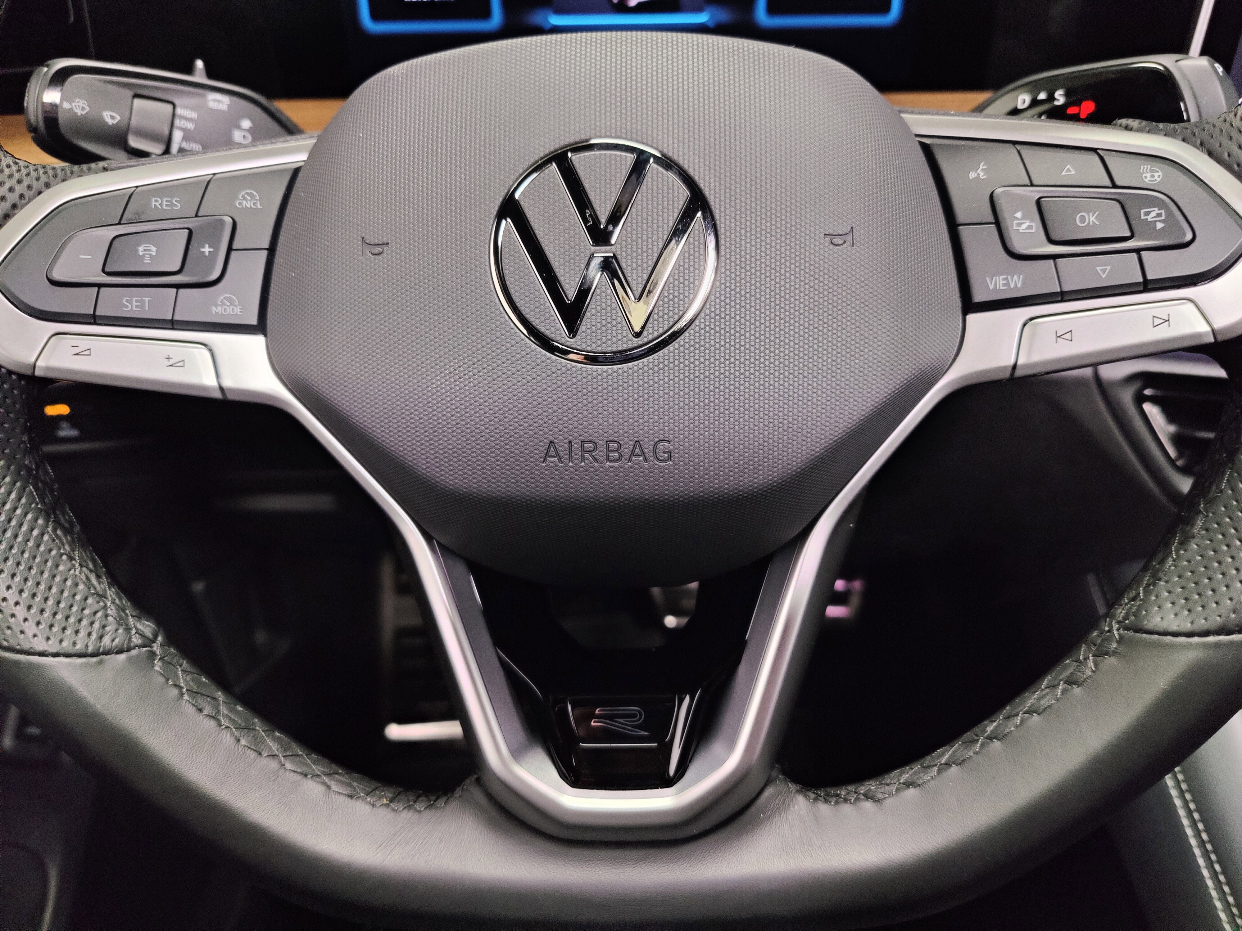 2025 Volkswagen Tiguan SEL R-Line AWD w/Sunroof/Nav