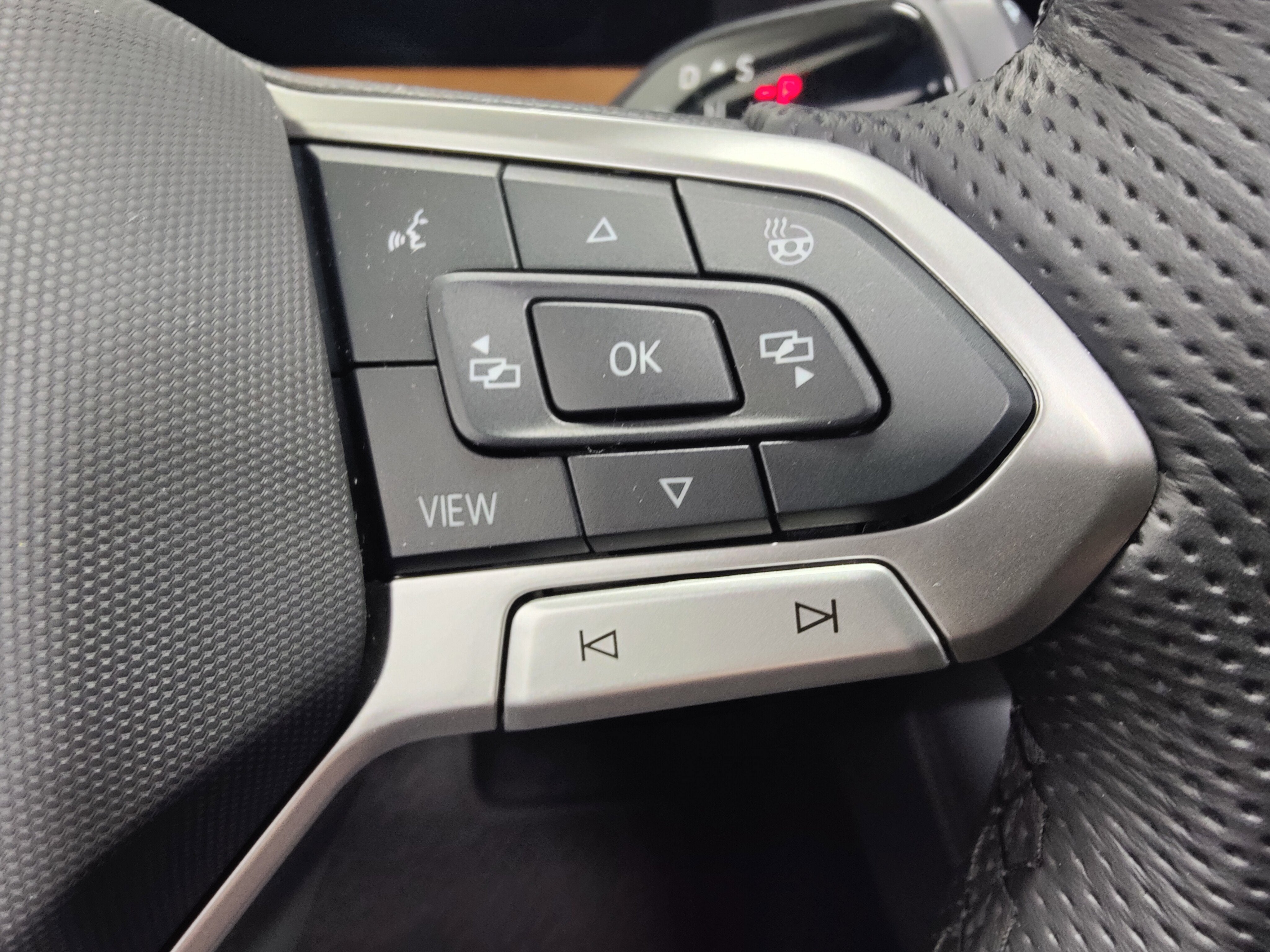 2025 Volkswagen Tiguan SEL R-Line AWD w/Sunroof/Nav