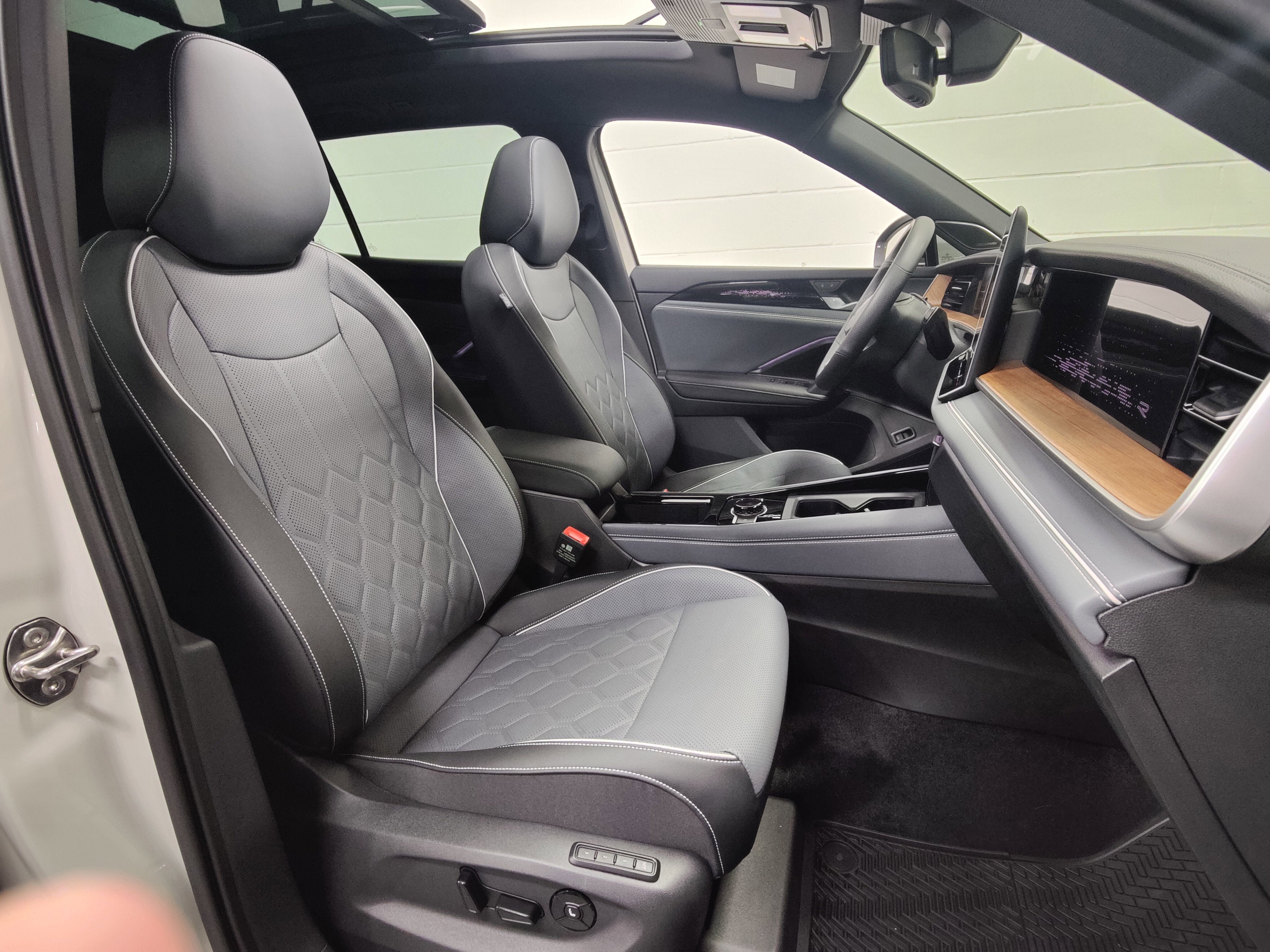 2025 Volkswagen Tiguan SEL R-Line AWD w/Sunroof/Nav