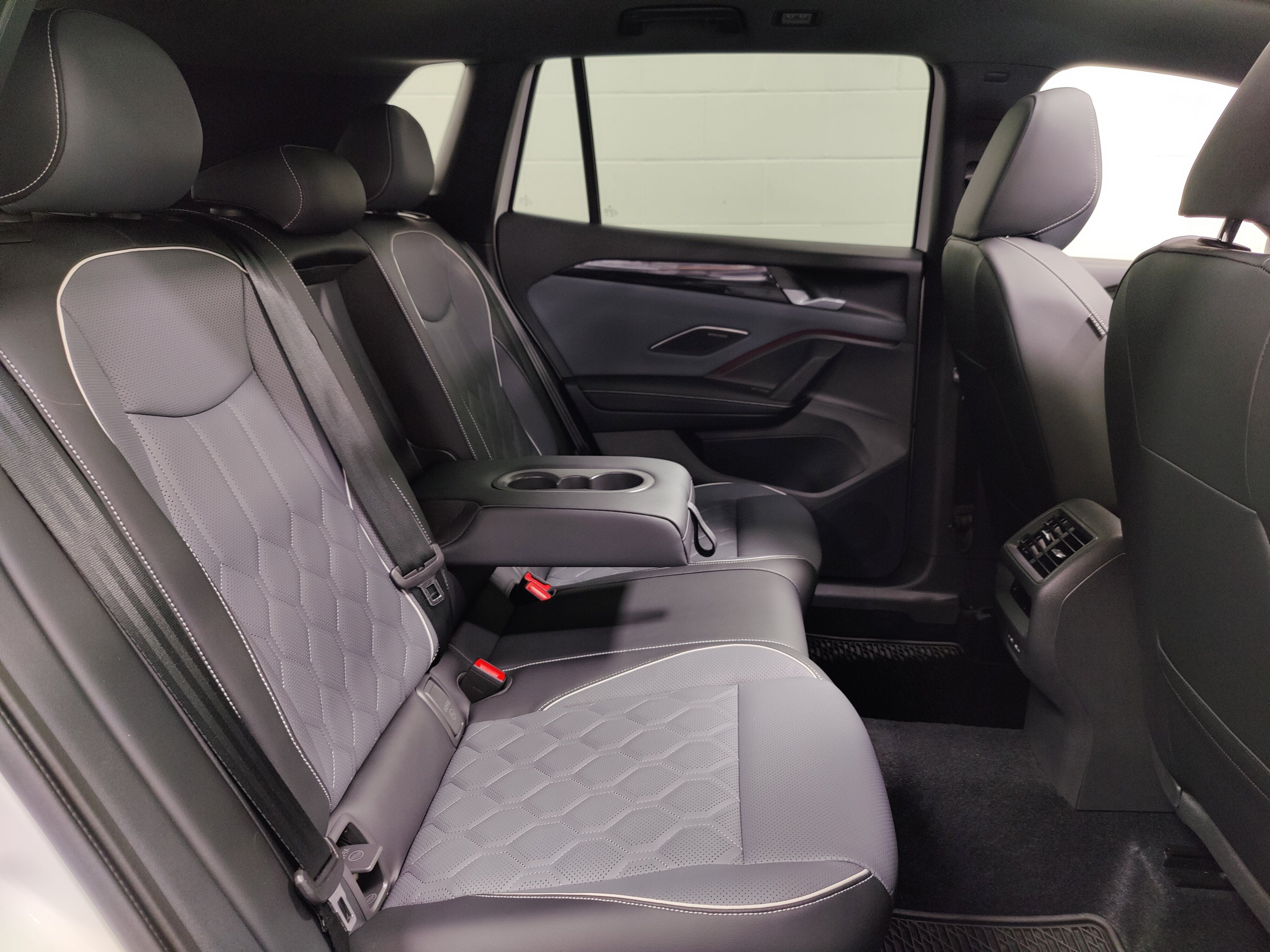 2025 Volkswagen Tiguan SEL R-Line AWD w/Sunroof/Nav