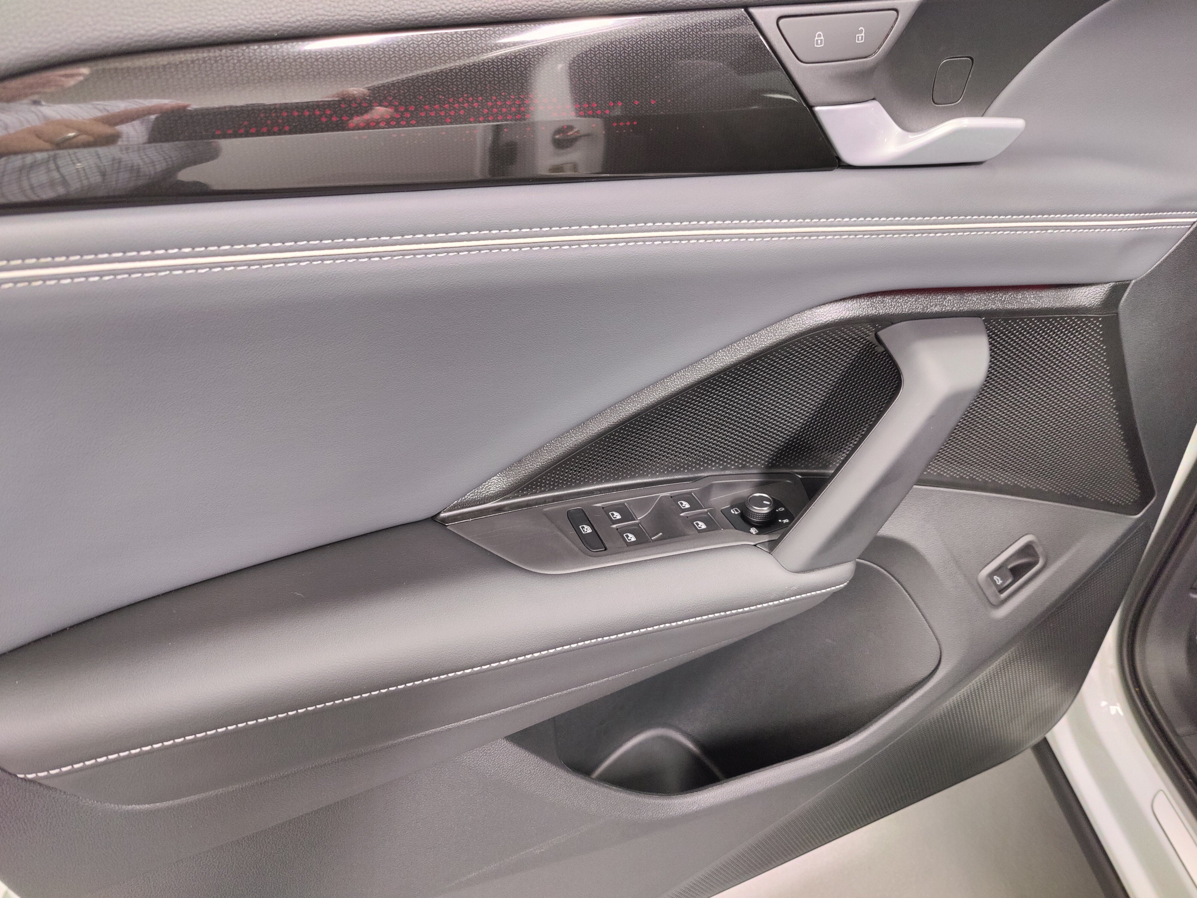 2025 Volkswagen Tiguan SEL R-Line AWD w/Sunroof/Nav
