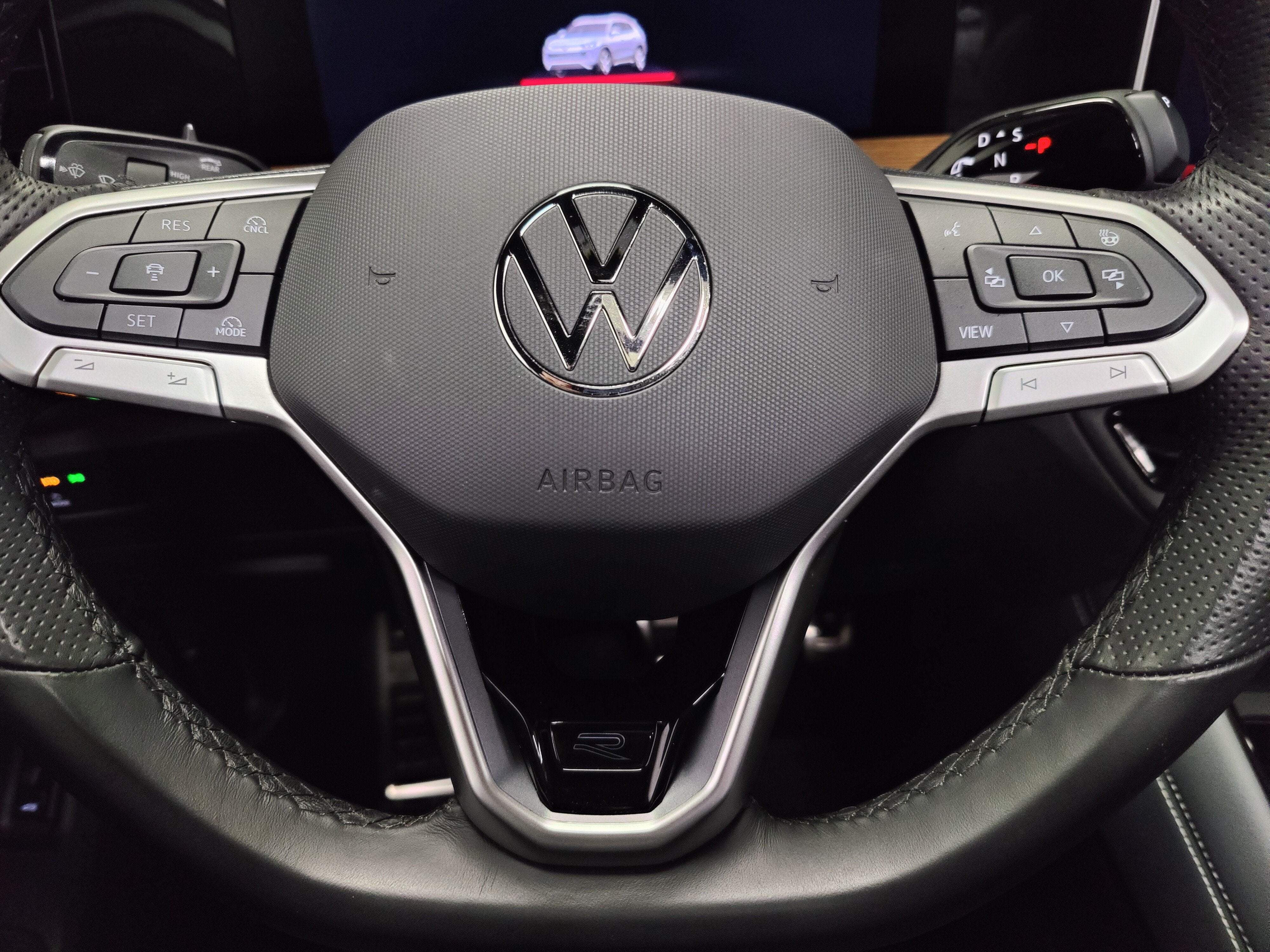 2025 Volkswagen Tiguan SEL R-Line AWD w/Sunroof/Nav