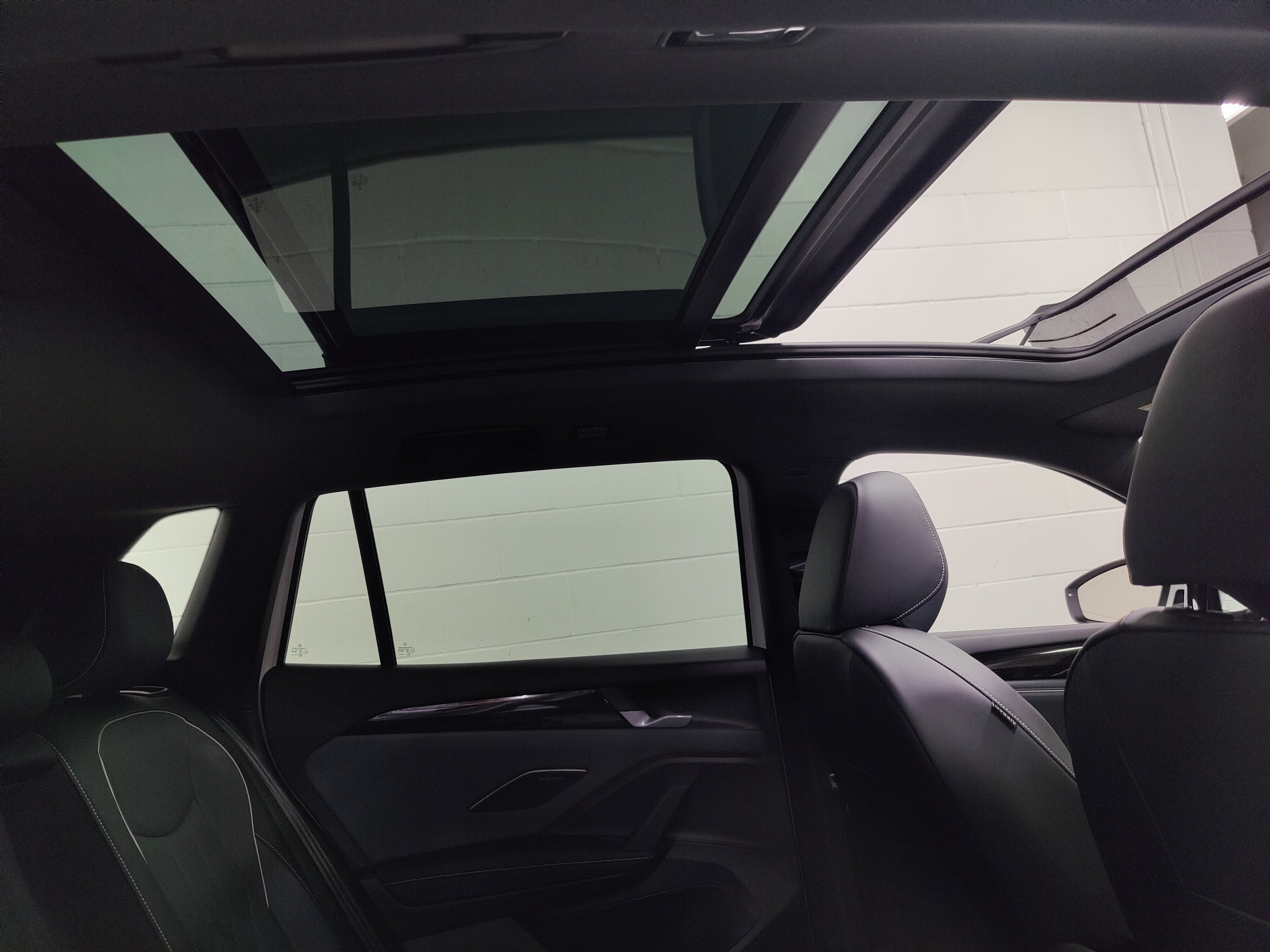 2025 Volkswagen Tiguan SEL R-Line AWD w/Sunroof/Nav