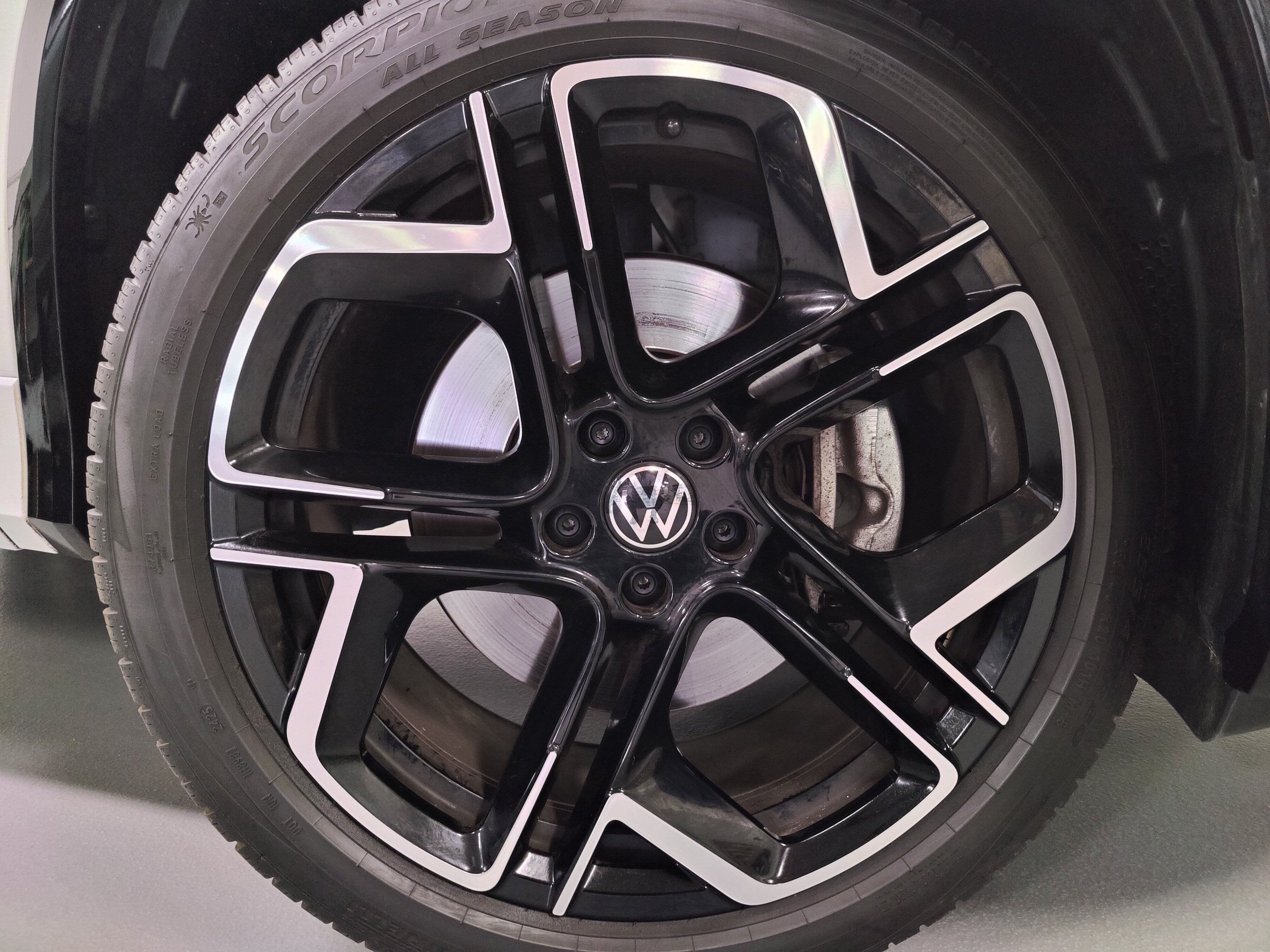 2025 Volkswagen Tiguan SEL R-Line AWD w/Sunroof/Nav