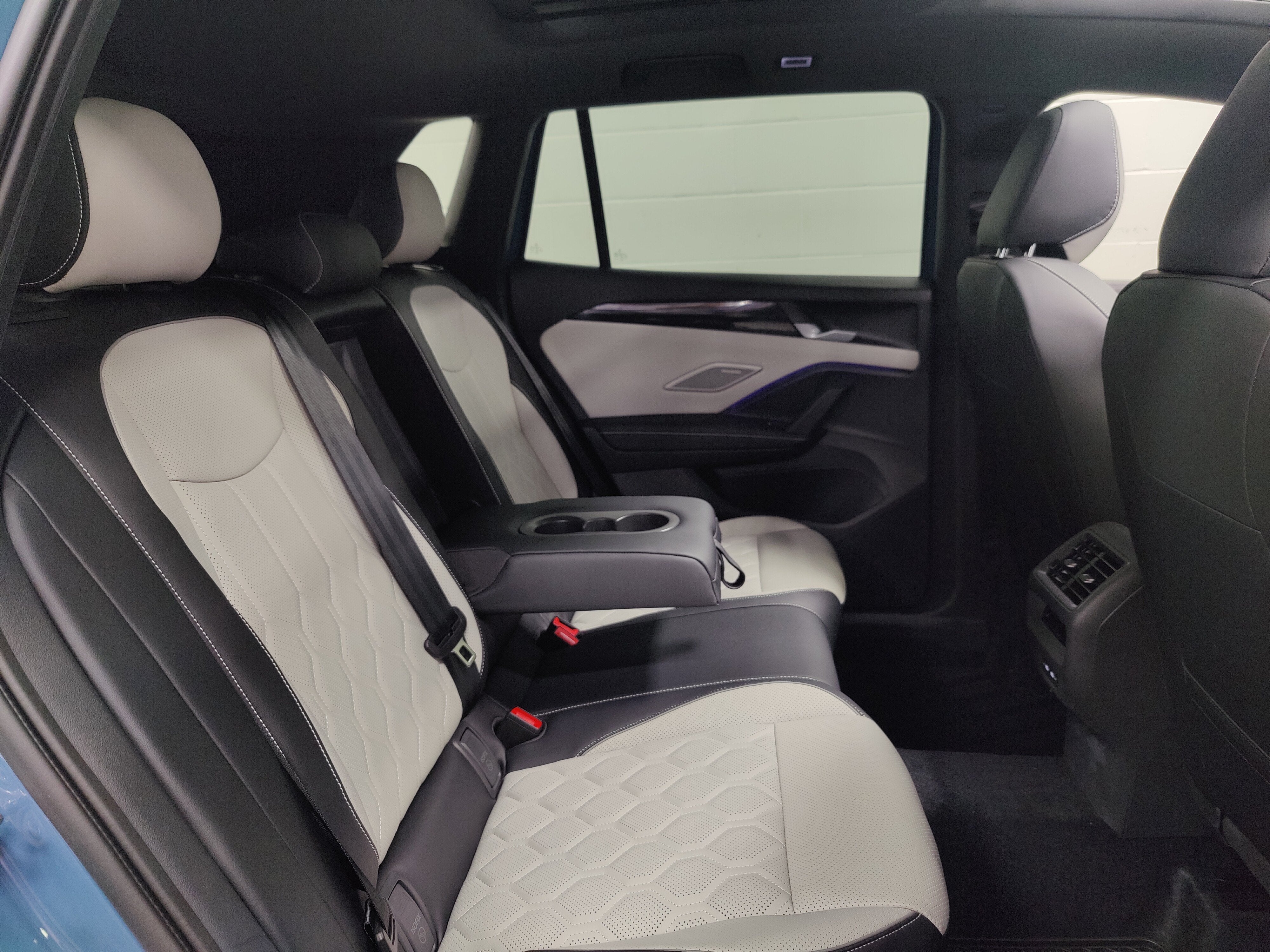 2025 Volkswagen Tiguan SEL AWD R-Line w/Sunroof & Nav