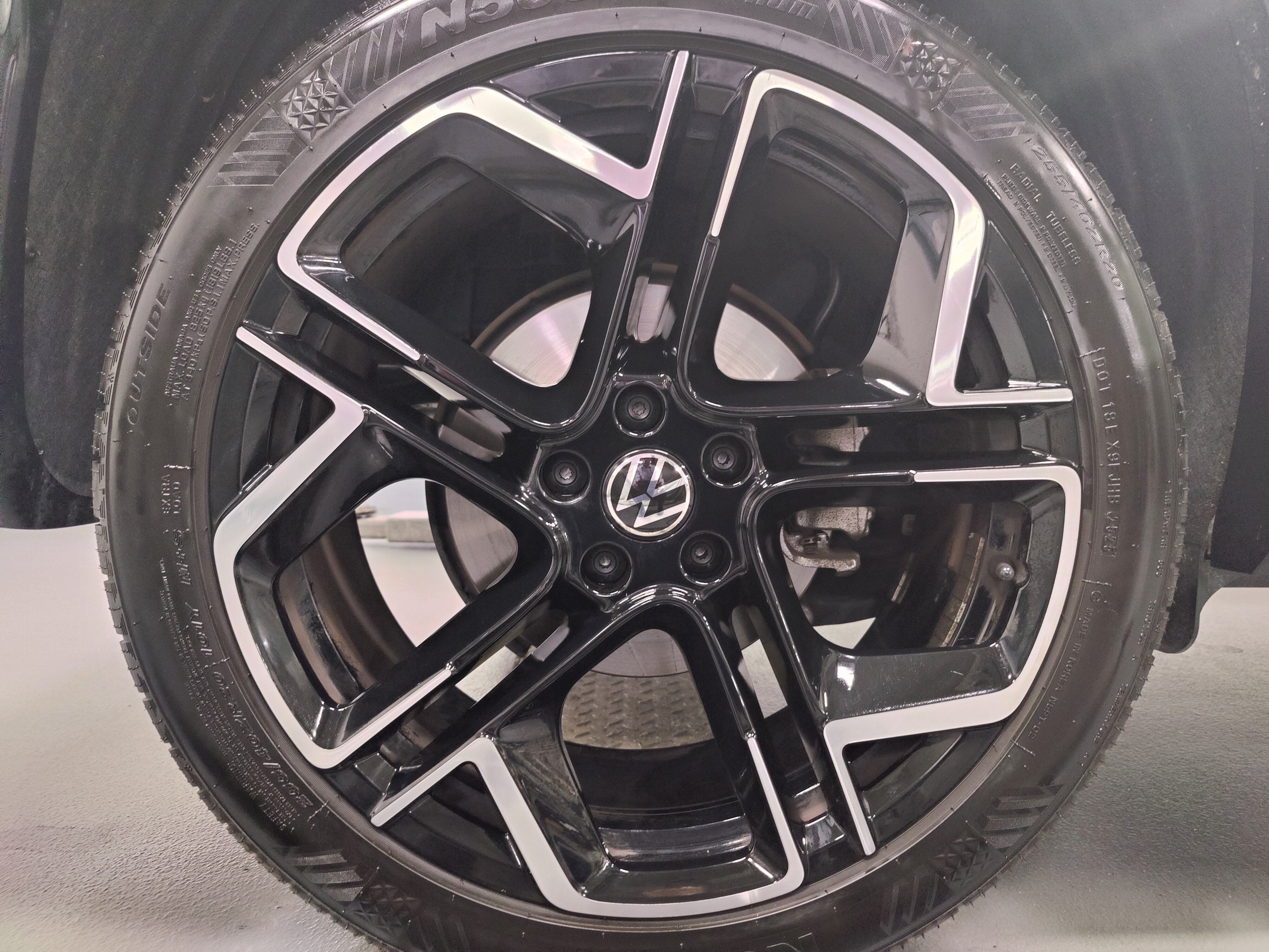 2025 Volkswagen Tiguan SEL AWD R-Line w/Sunroof & Nav