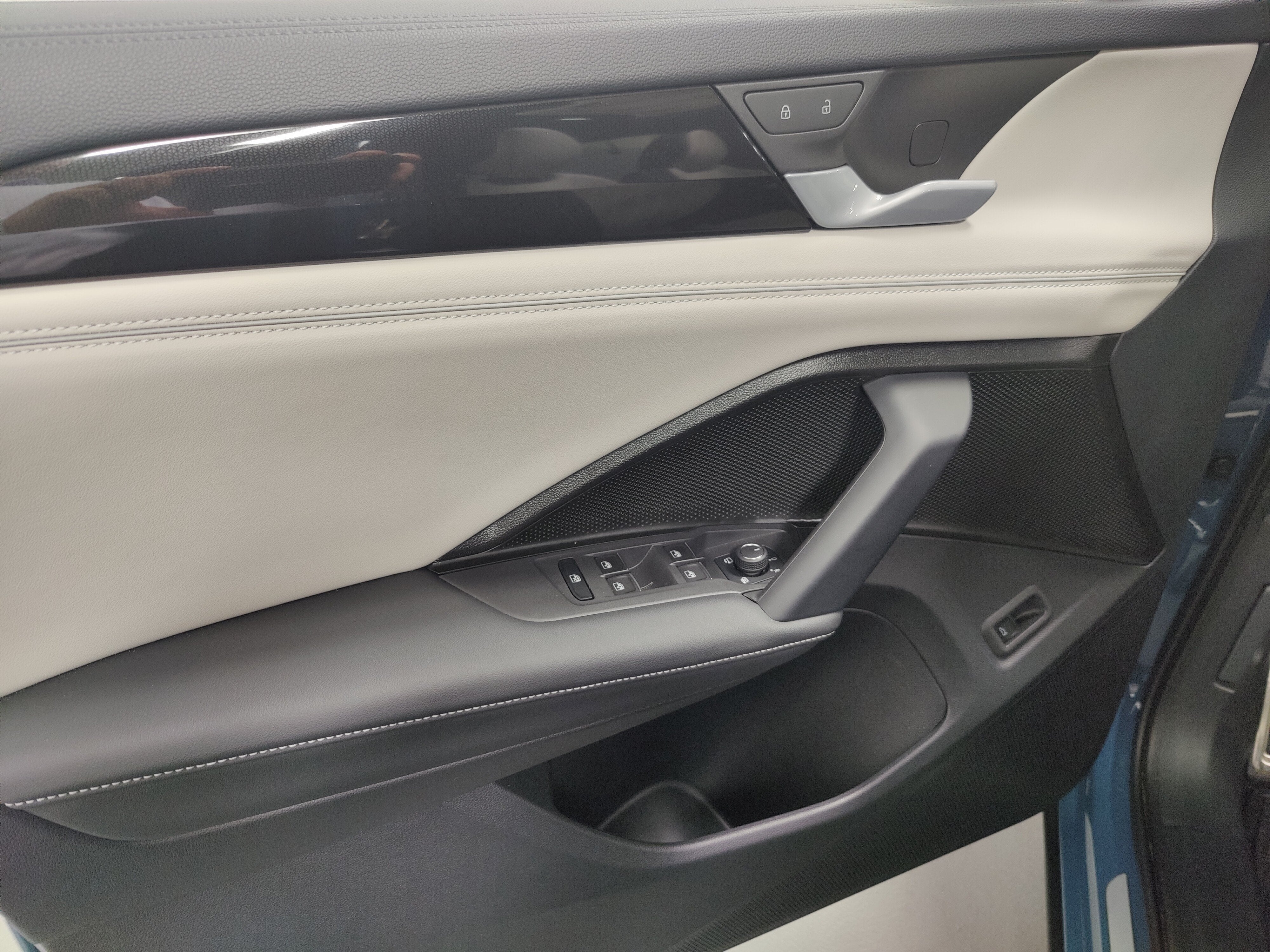 2025 Volkswagen Tiguan SEL AWD R-Line w/Sunroof & Nav