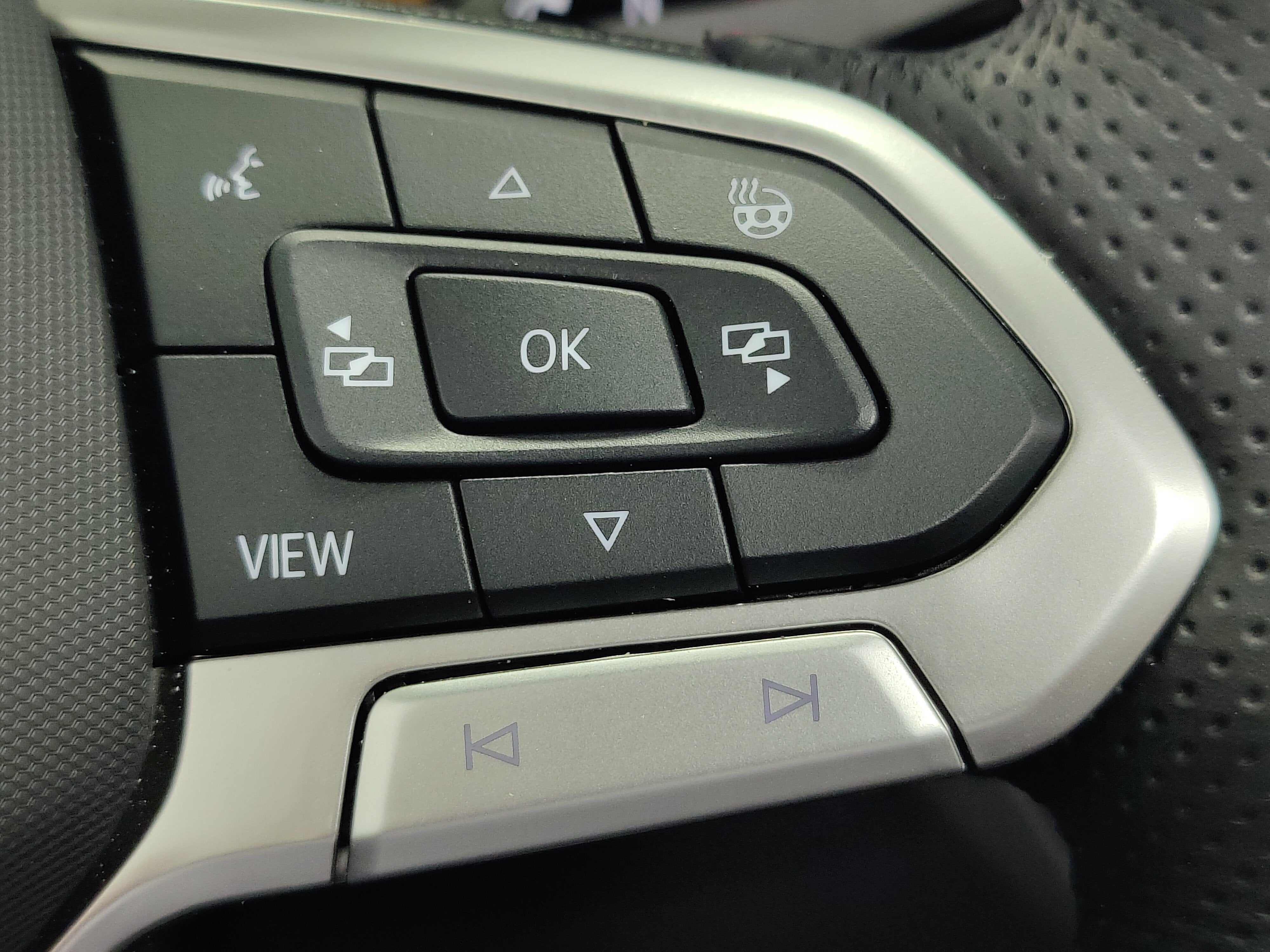 2025 Volkswagen Tiguan SEL AWD R-Line w/Sunroof & Nav