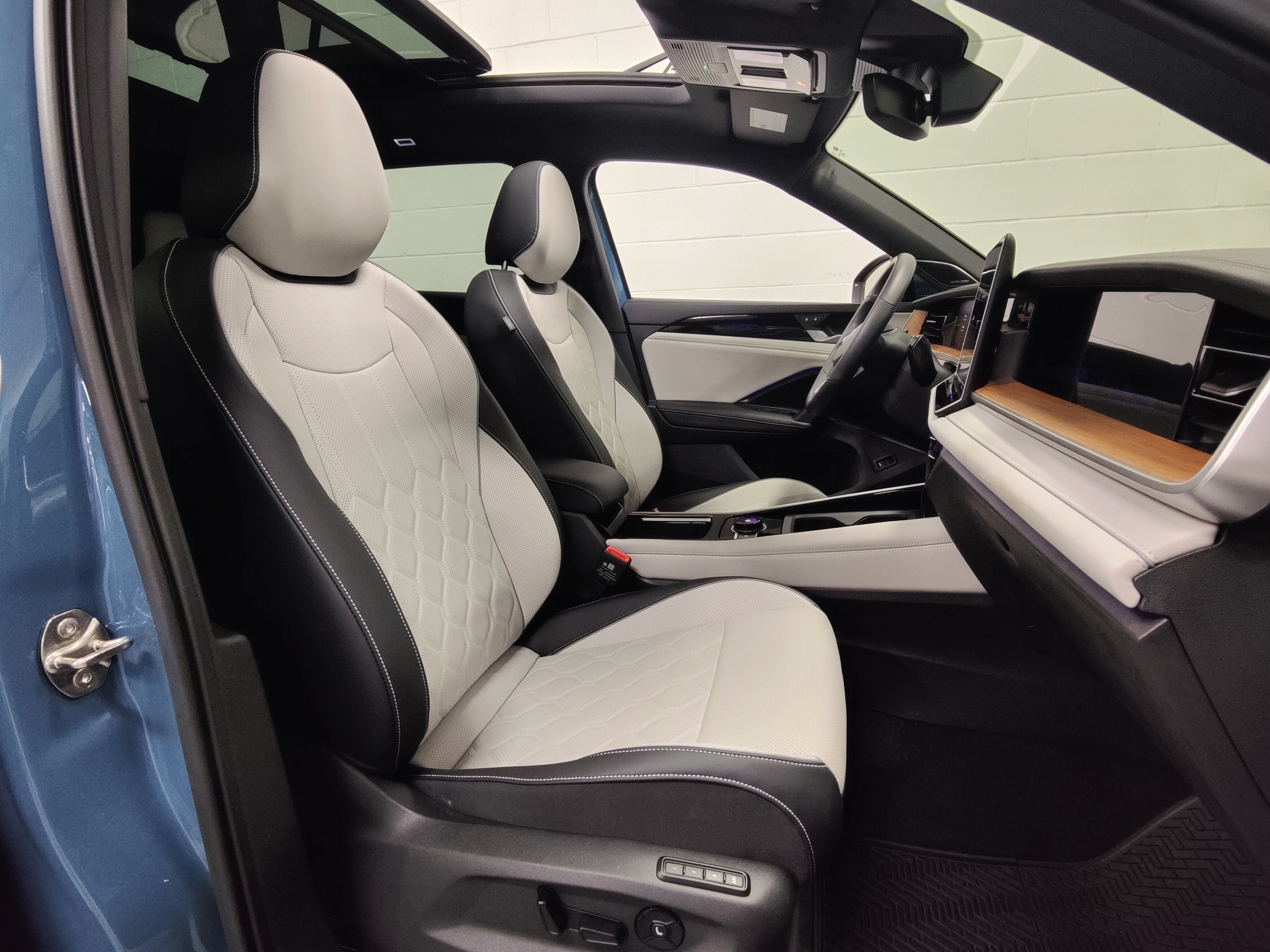 2025 Volkswagen Tiguan SEL AWD R-Line w/Sunroof & Nav