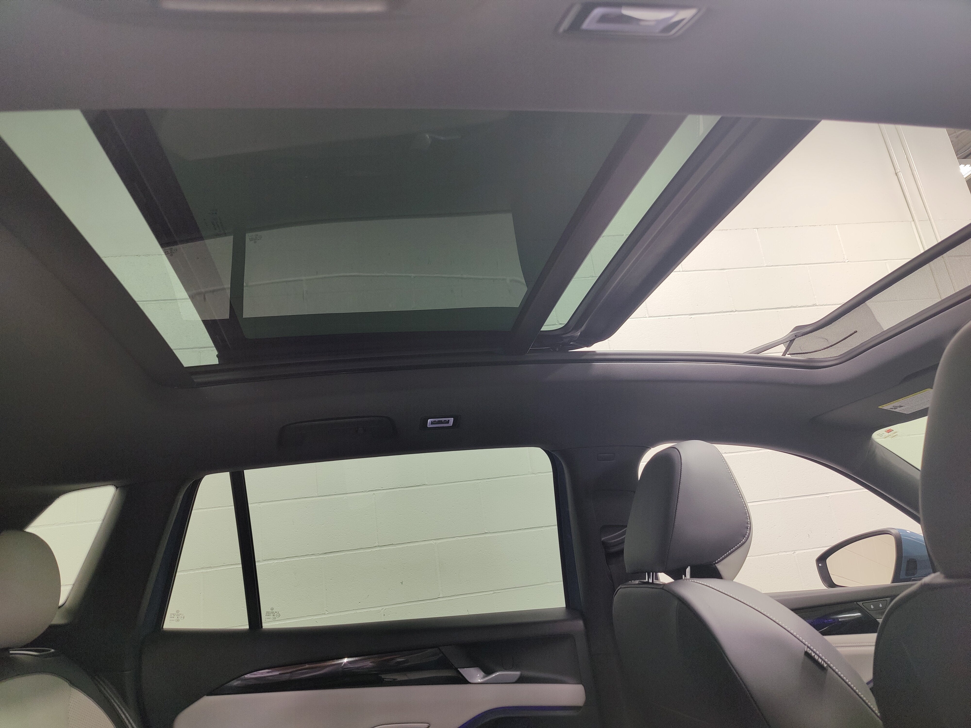 2025 Volkswagen Tiguan SEL AWD R-Line w/Sunroof & Nav
