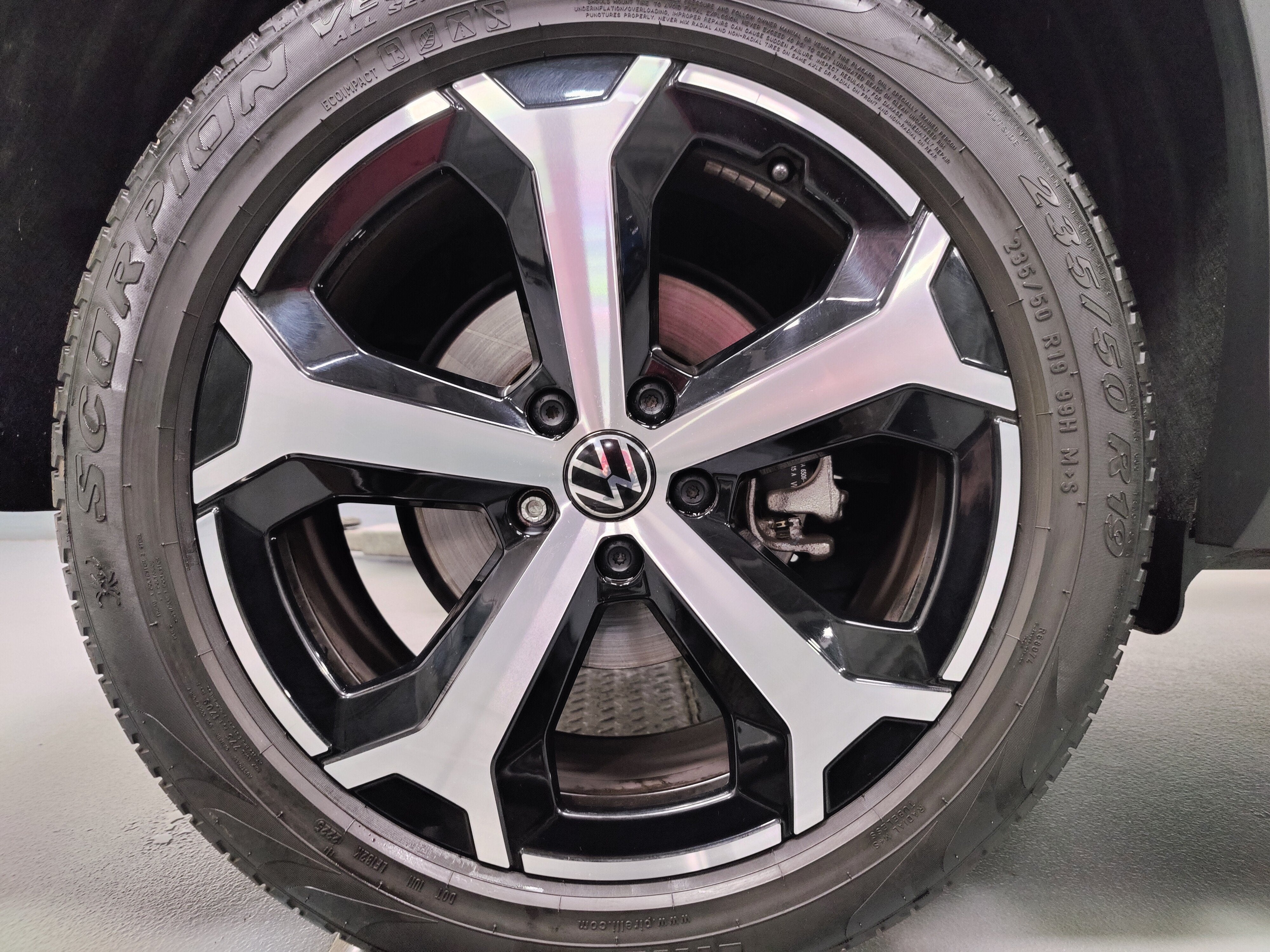 2025 Volkswagen Tiguan SE AWD w/Sunroof