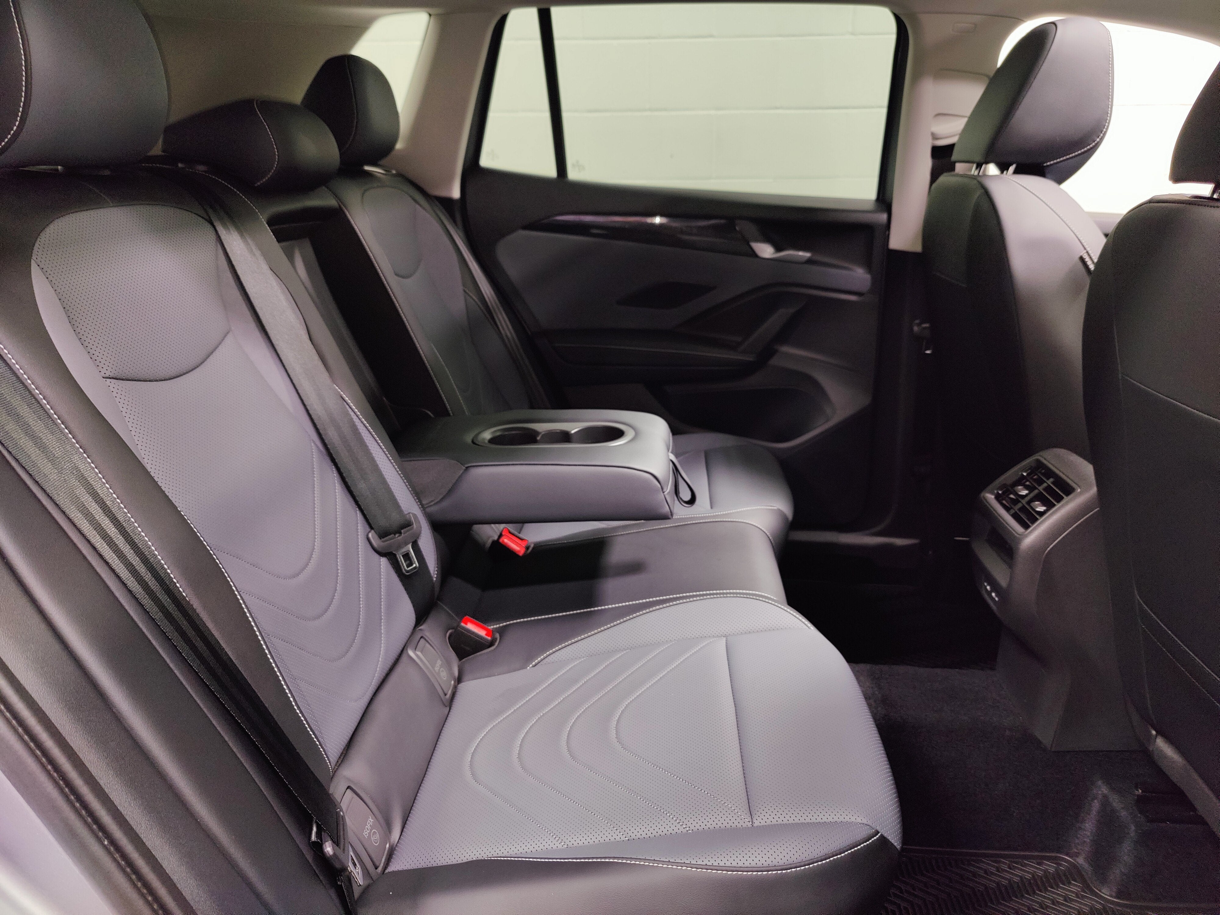 2025 Volkswagen Tiguan SE AWD w/ Sunroof