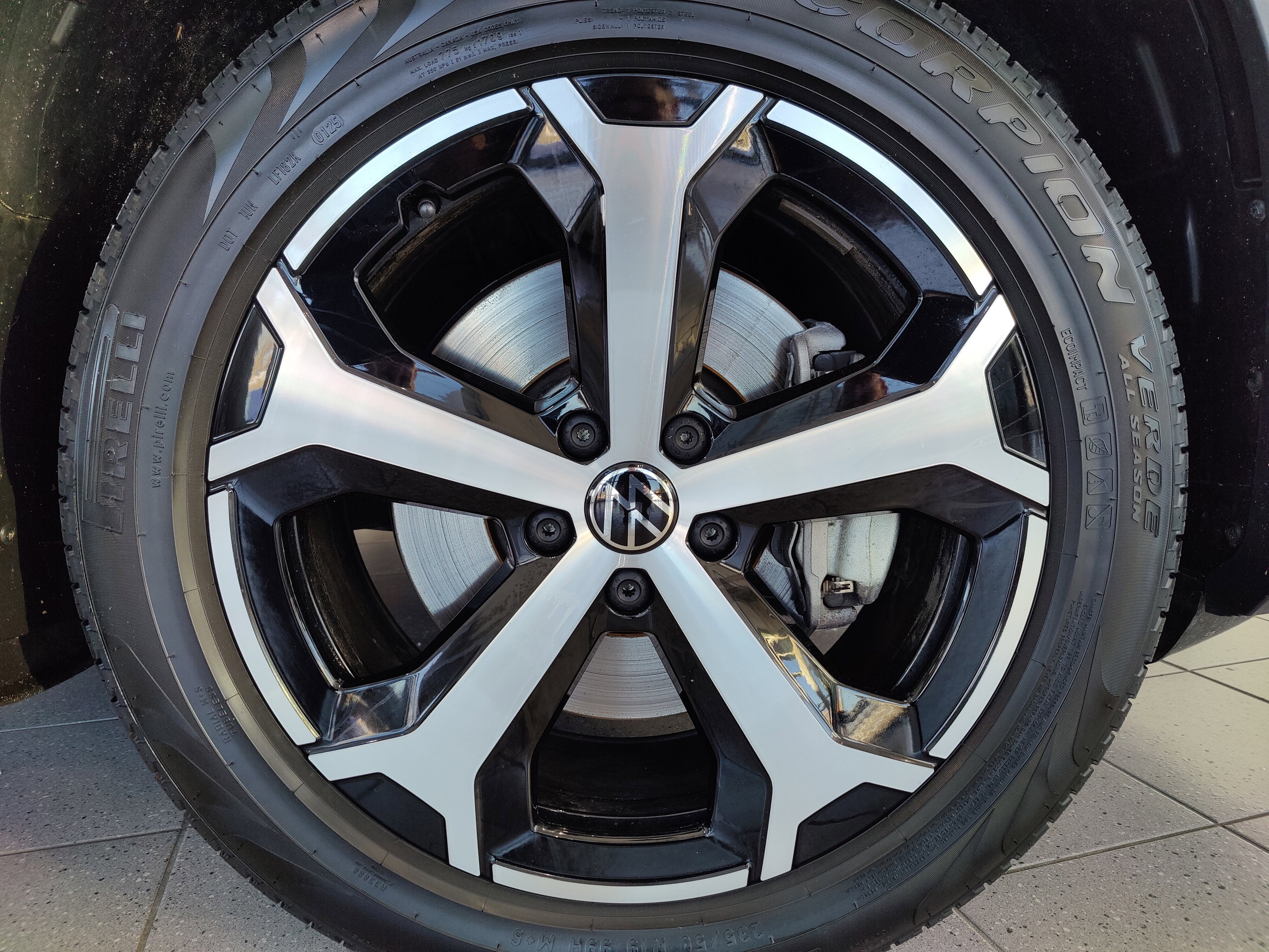 2025 Volkswagen Tiguan SE AWD w/Sunroof