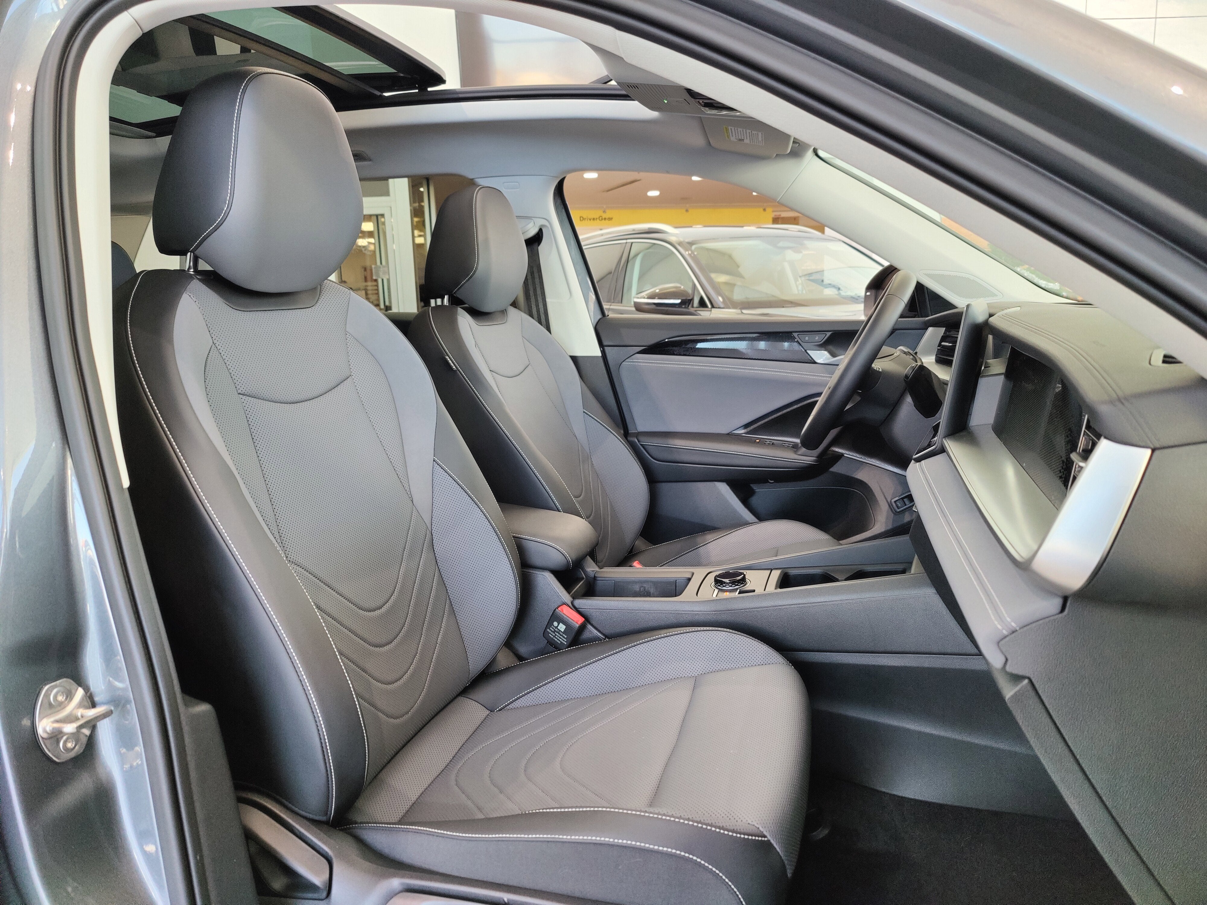 2025 Volkswagen Tiguan SE AWD w/Sunroof