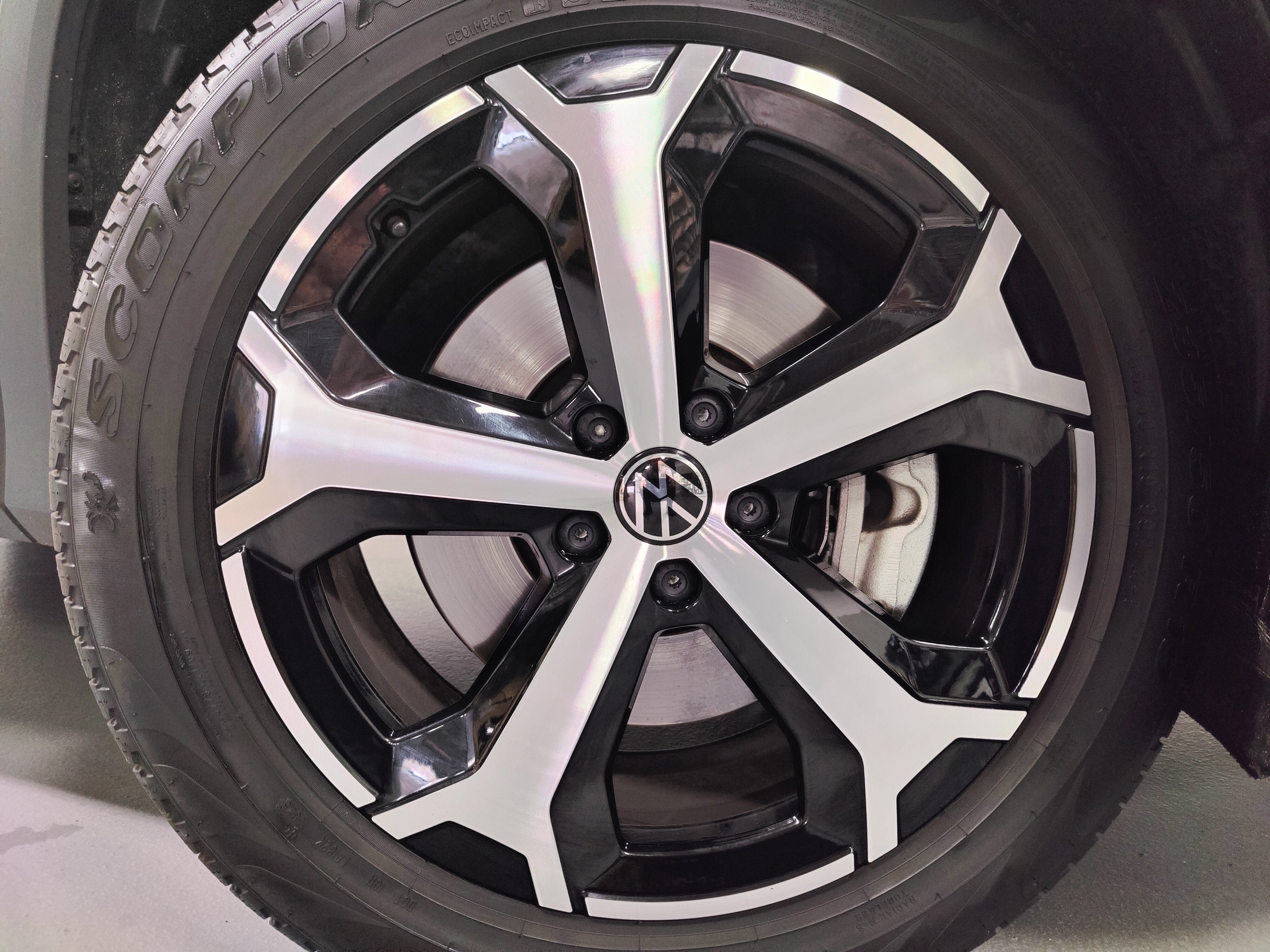 2025 Volkswagen Tiguan SE AWD w/Sunroof