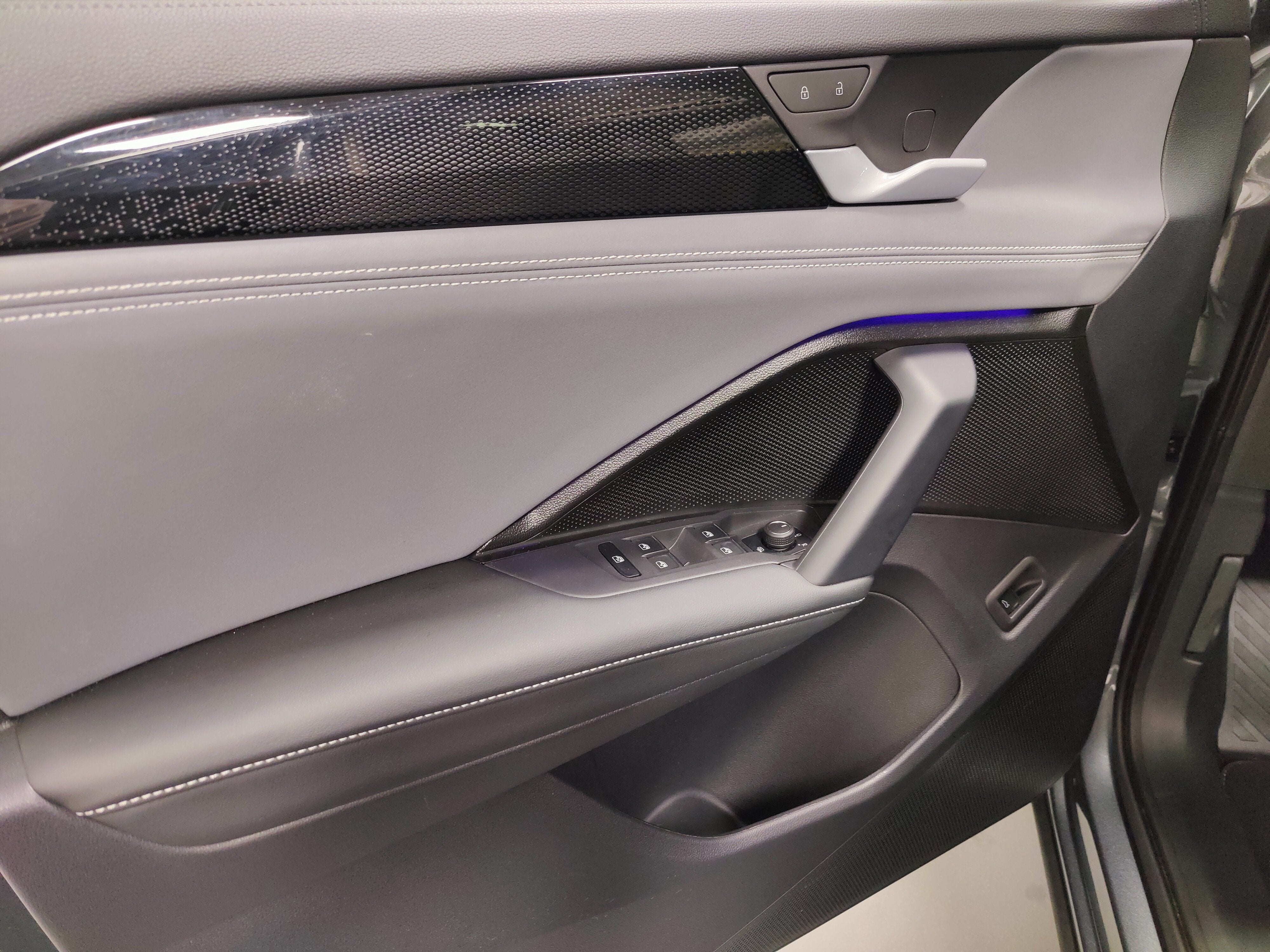 2025 Volkswagen Tiguan SE AWD w/Sunroof