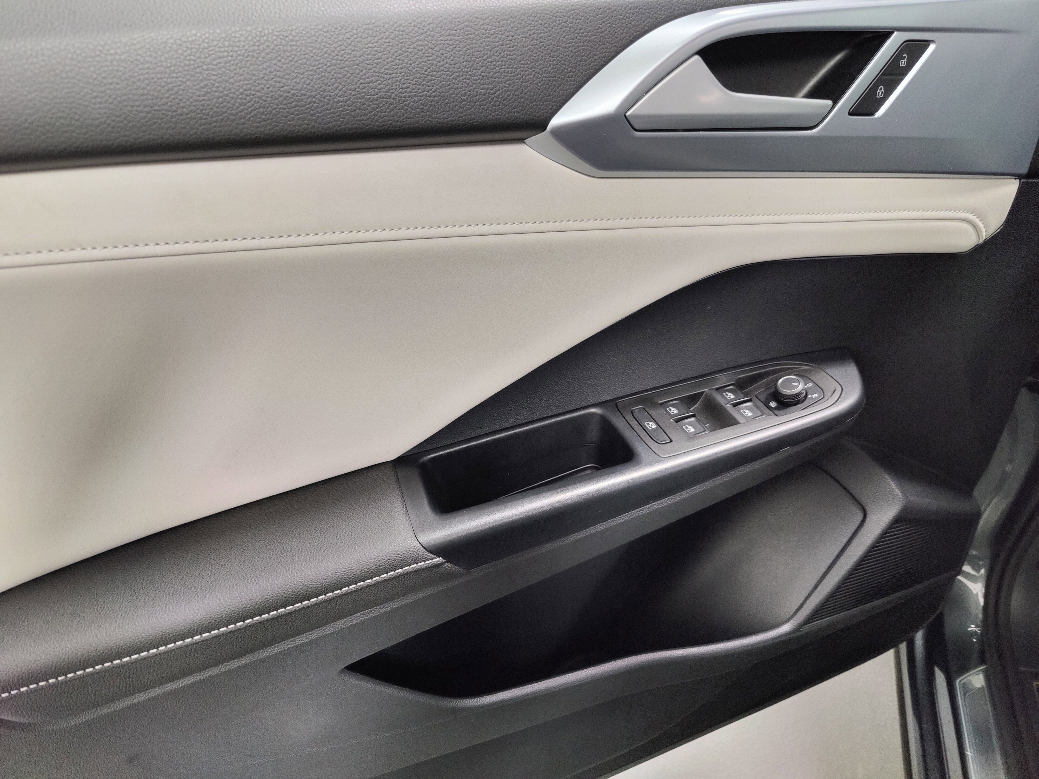 2025 Volkswagen Taos SE 4-Motion AWD