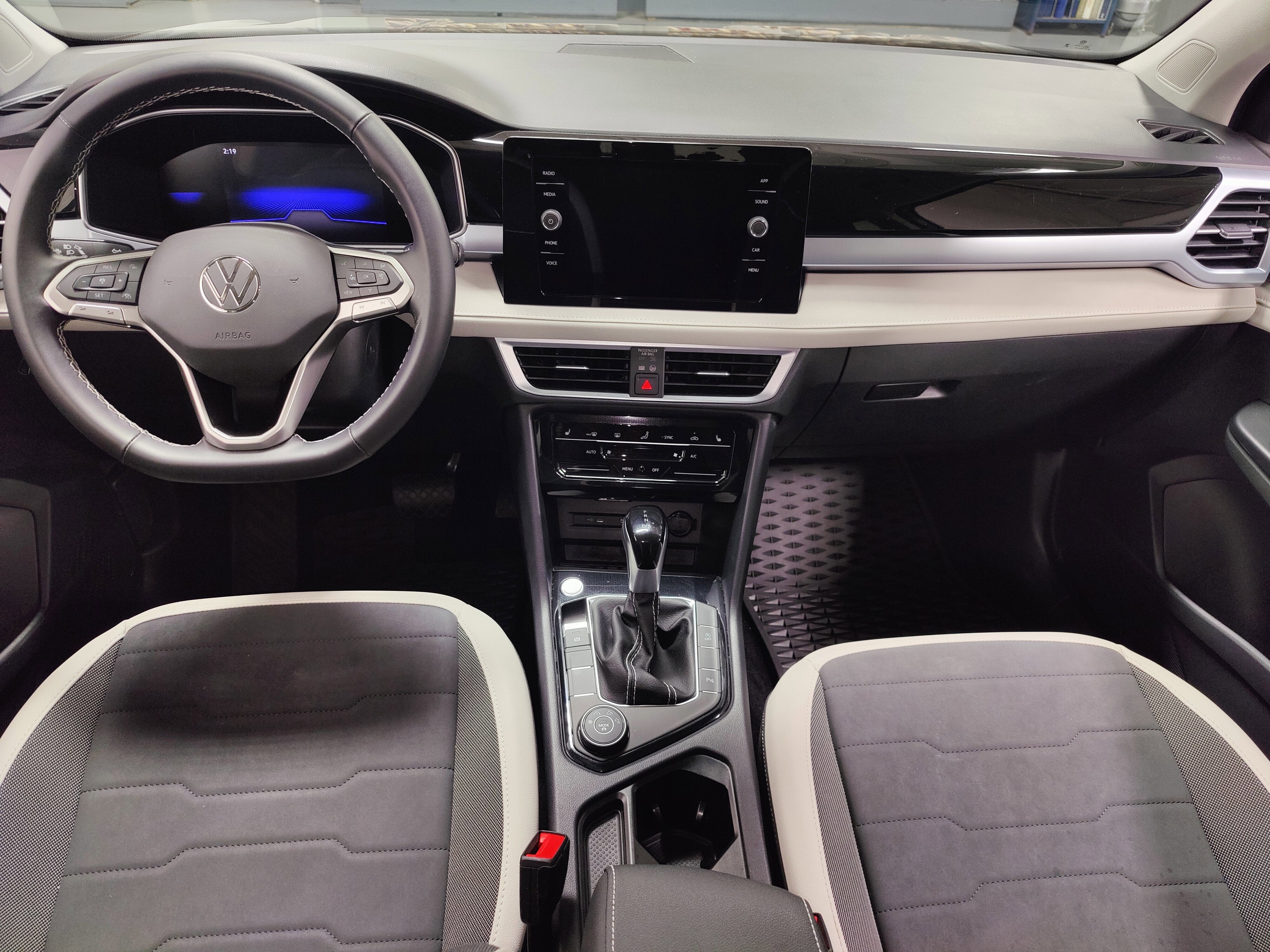 2025 Volkswagen Taos SE 4-Motion AWD