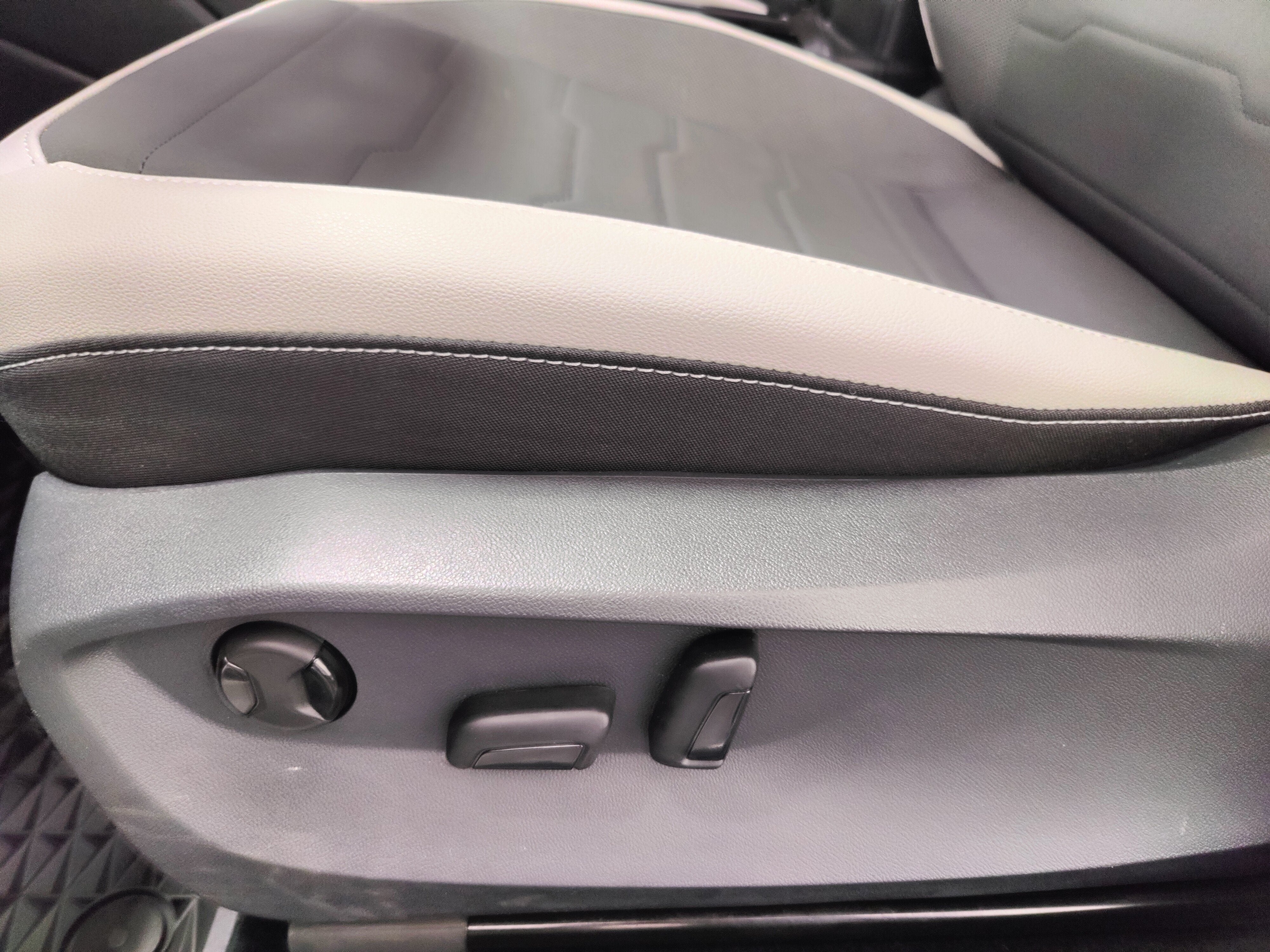 2025 Volkswagen Taos SE 4-Motion AWD