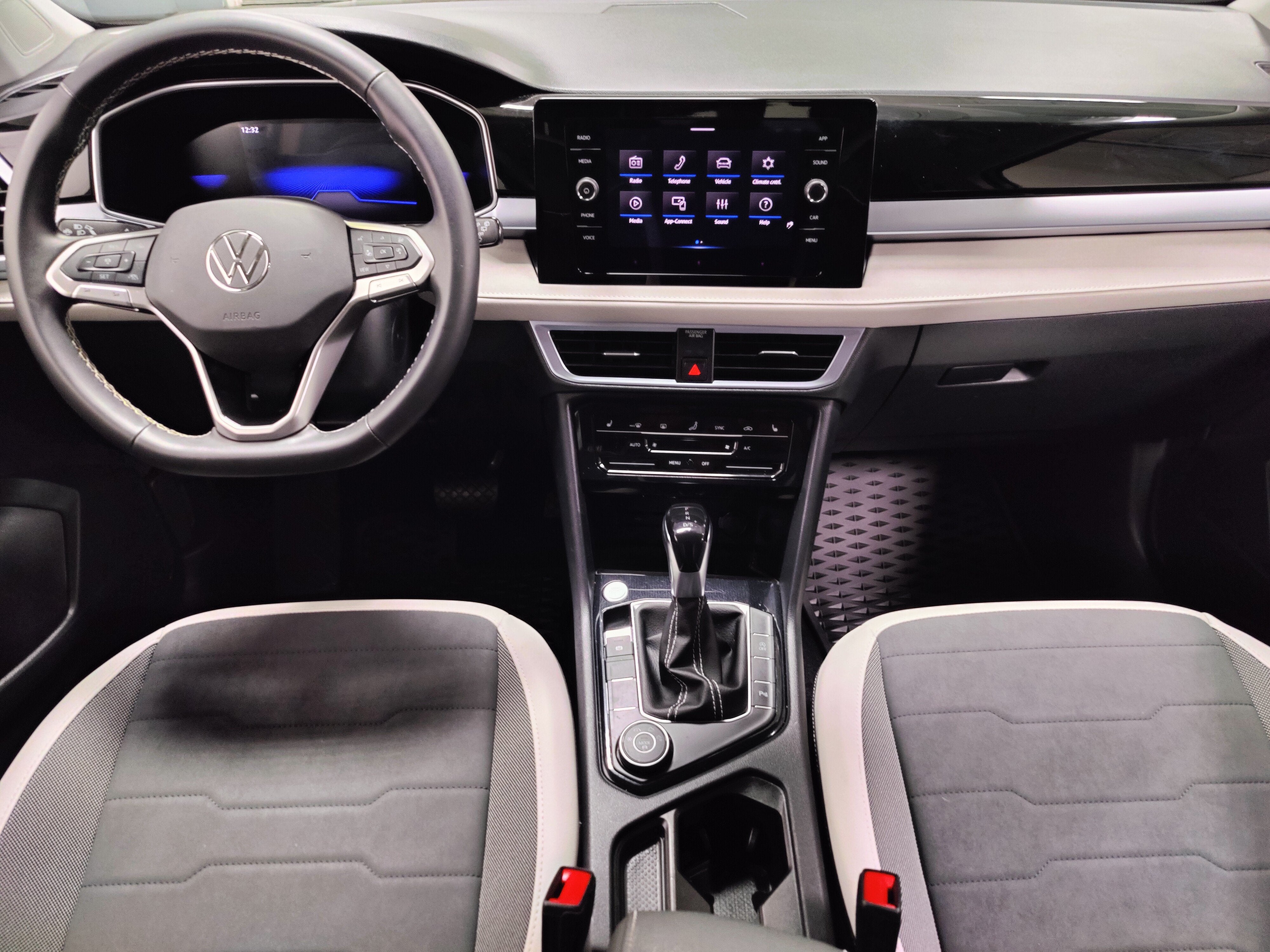 2025 Volkswagen Taos SE 4-Motion AWD