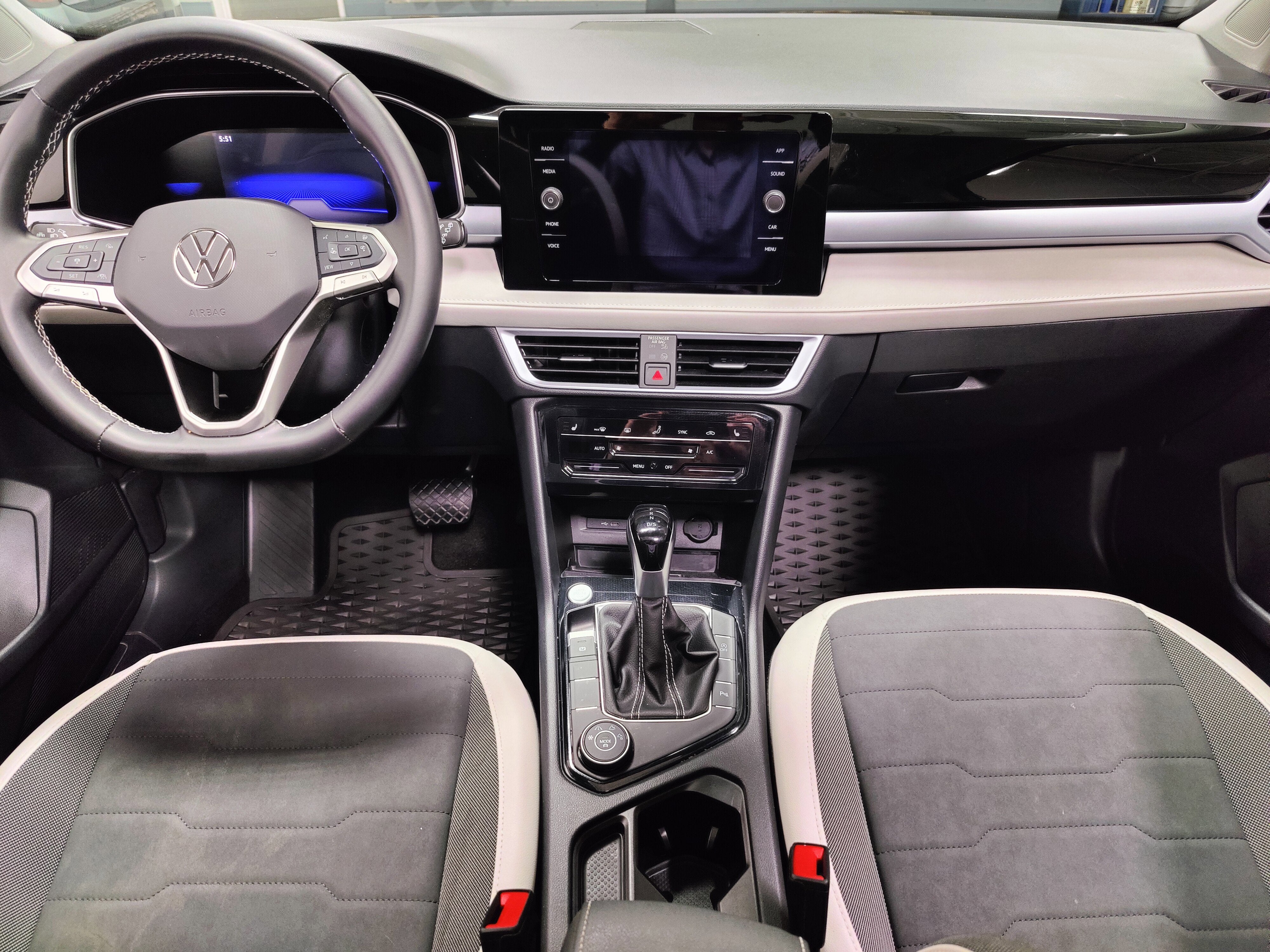 2025 Volkswagen Taos SE AWD w/Sunroof