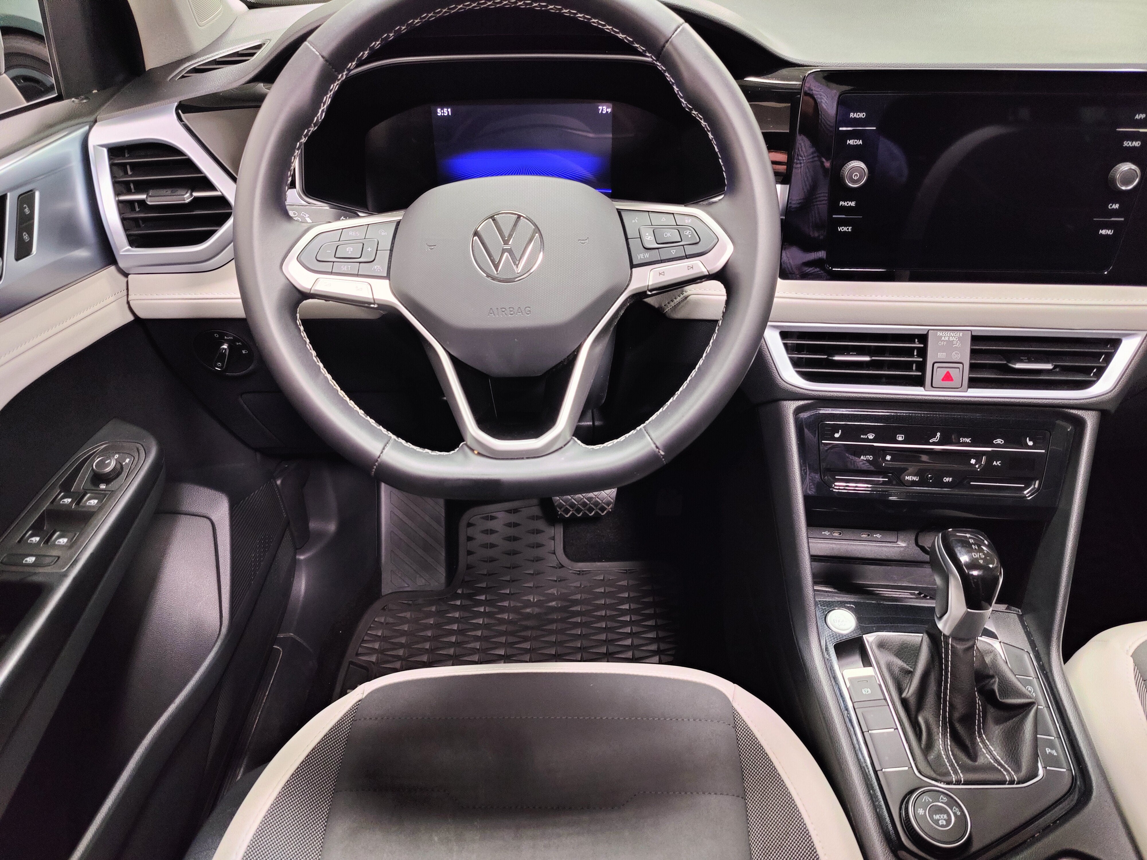2025 Volkswagen Taos SE AWD w/Sunroof