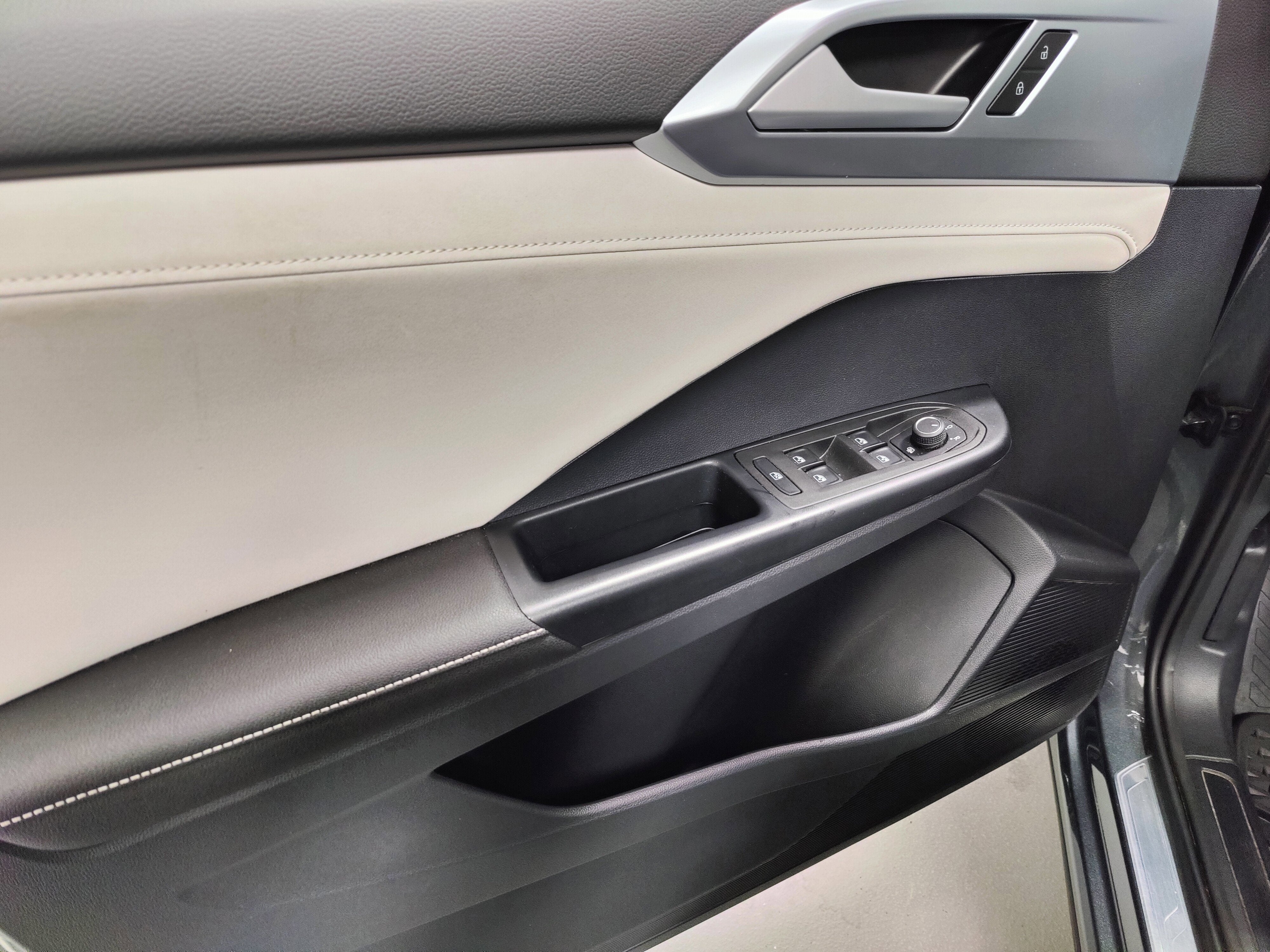 2025 Volkswagen Taos SE AWD w/Sunroof