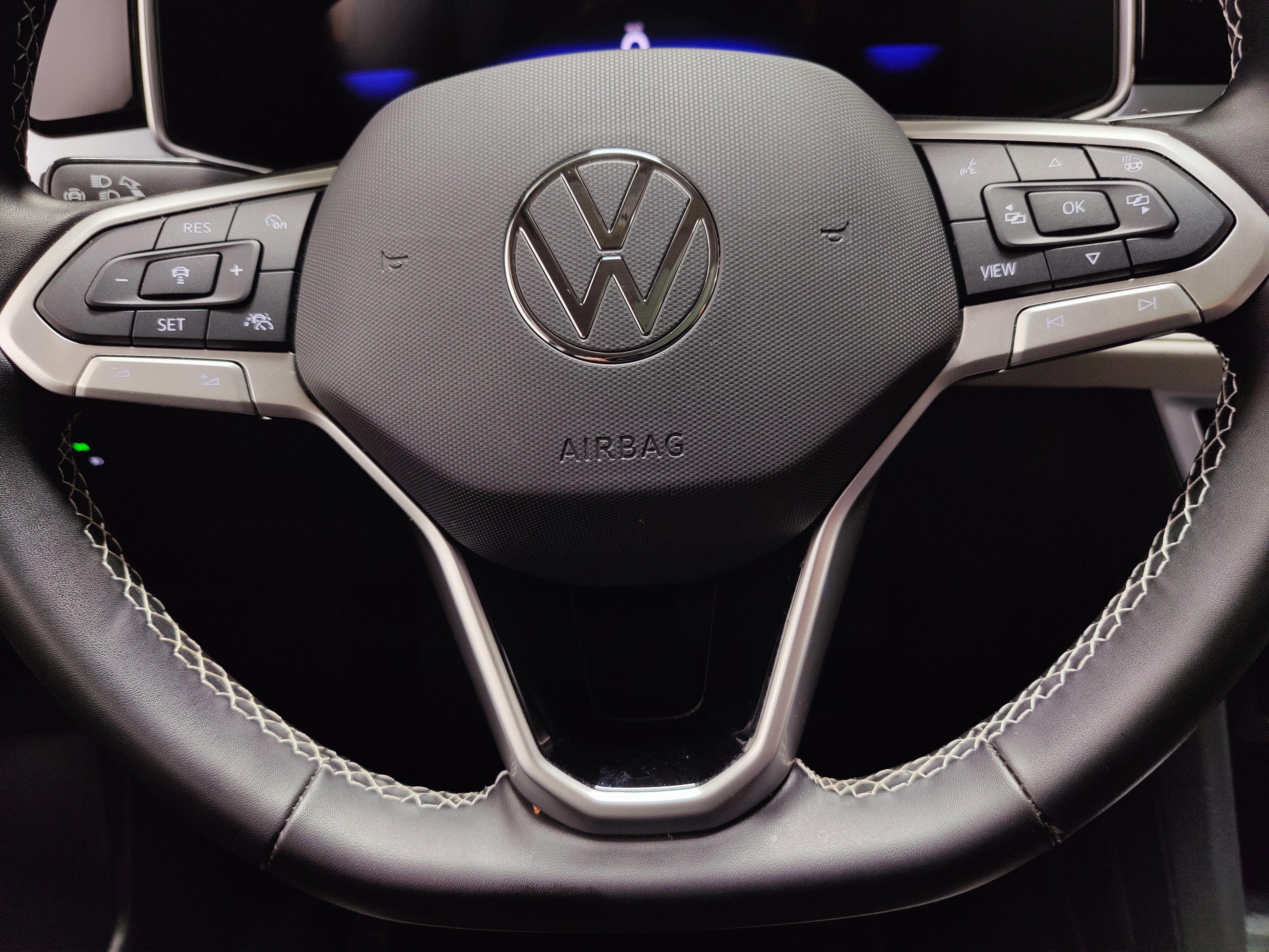 2025 Volkswagen Taos SE AWD w/Sunroof