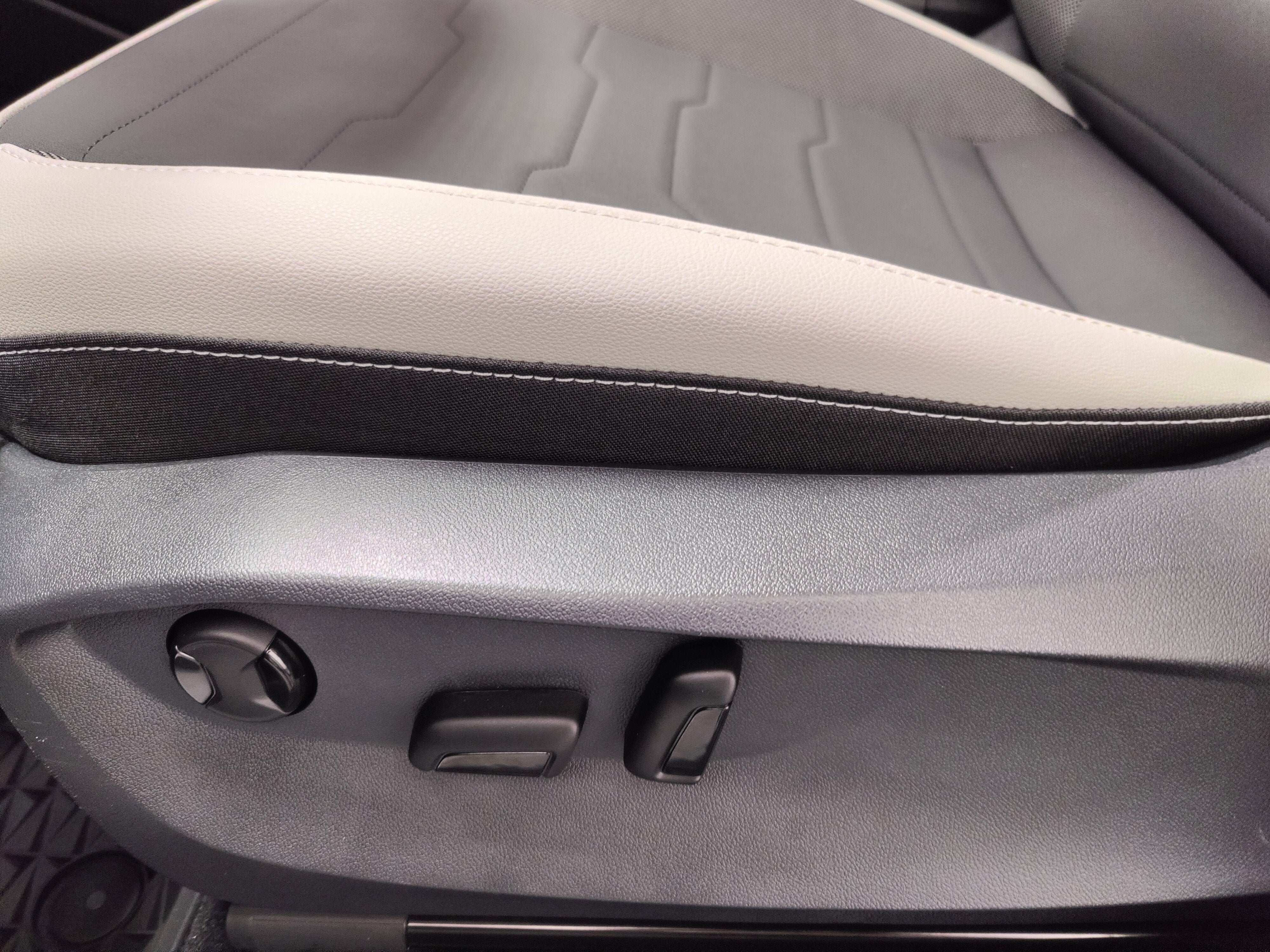 2025 Volkswagen Taos SE AWD w/Sunroof