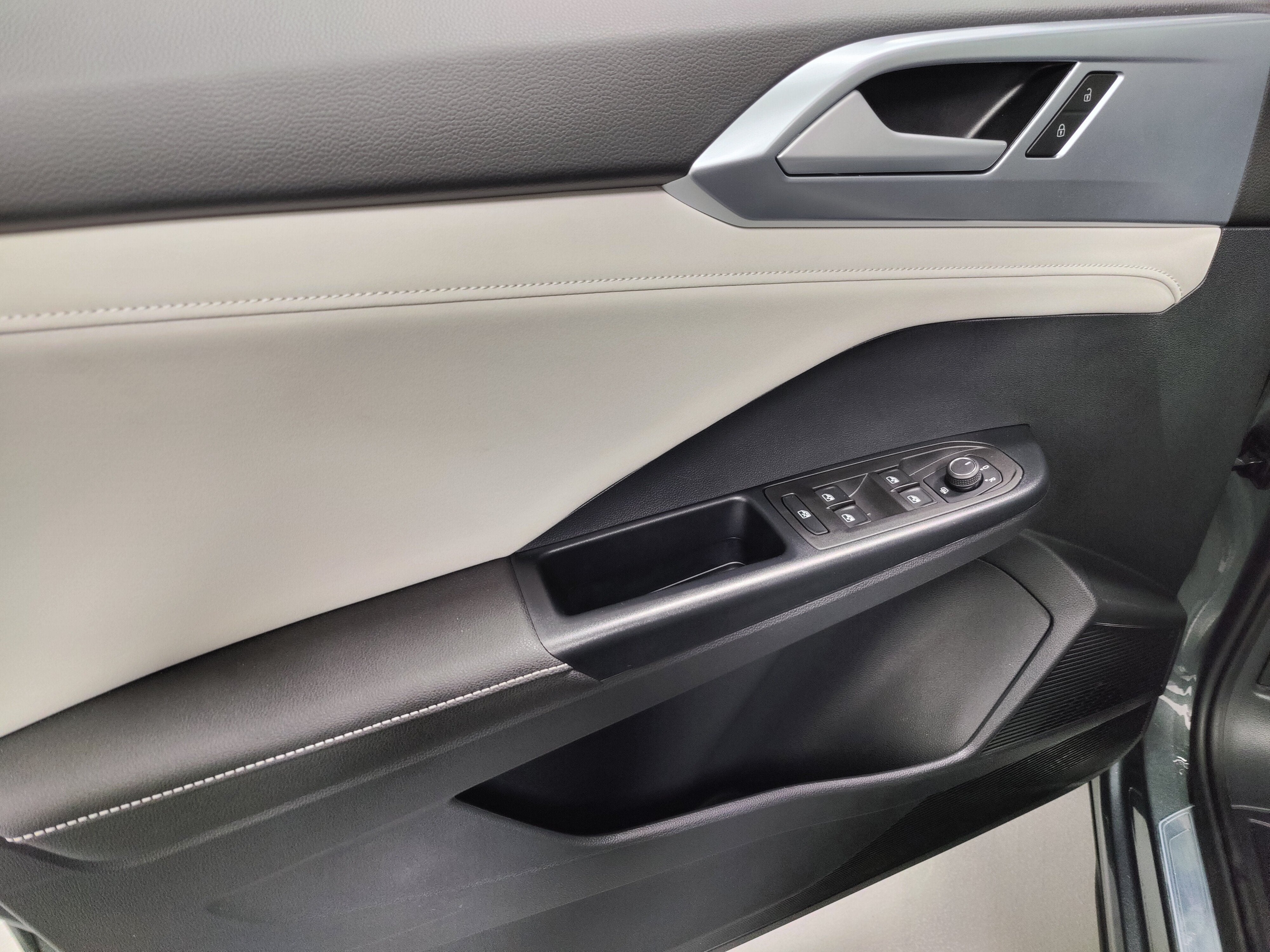 2025 Volkswagen Taos SE AWD w/Sunroof