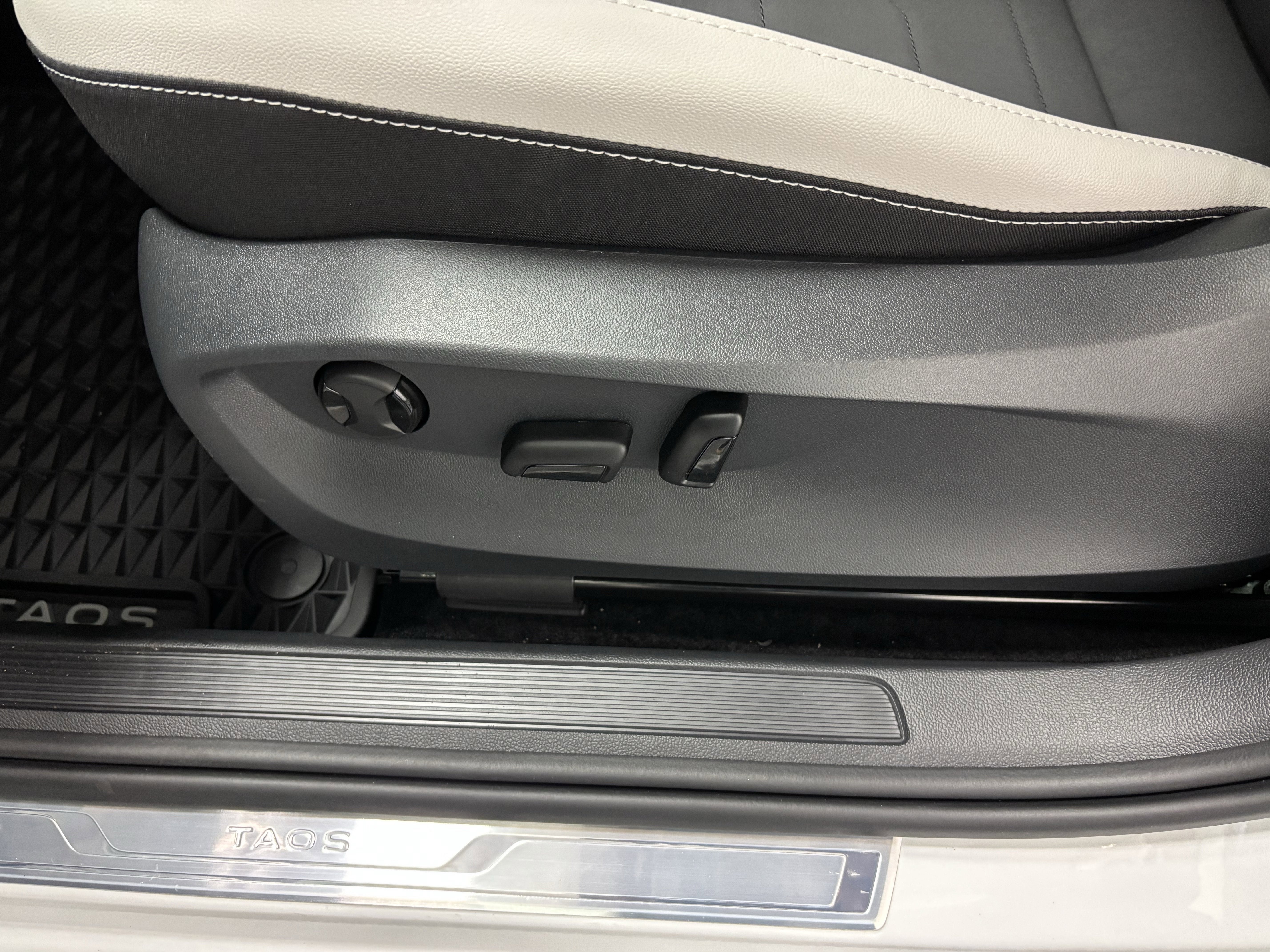 2025 Volkswagen Taos SE