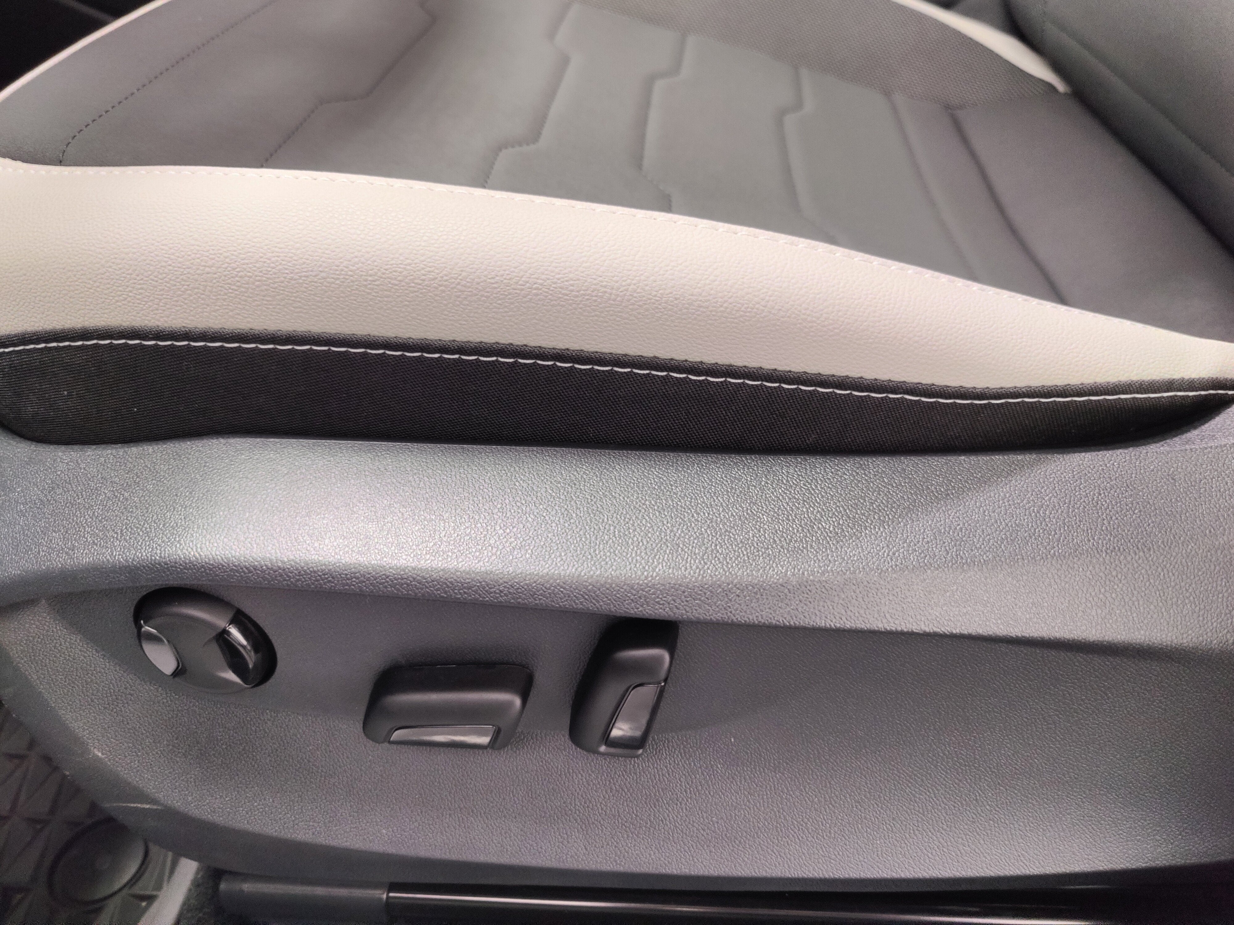 2025 Volkswagen Taos SE AWD w/Sunroof