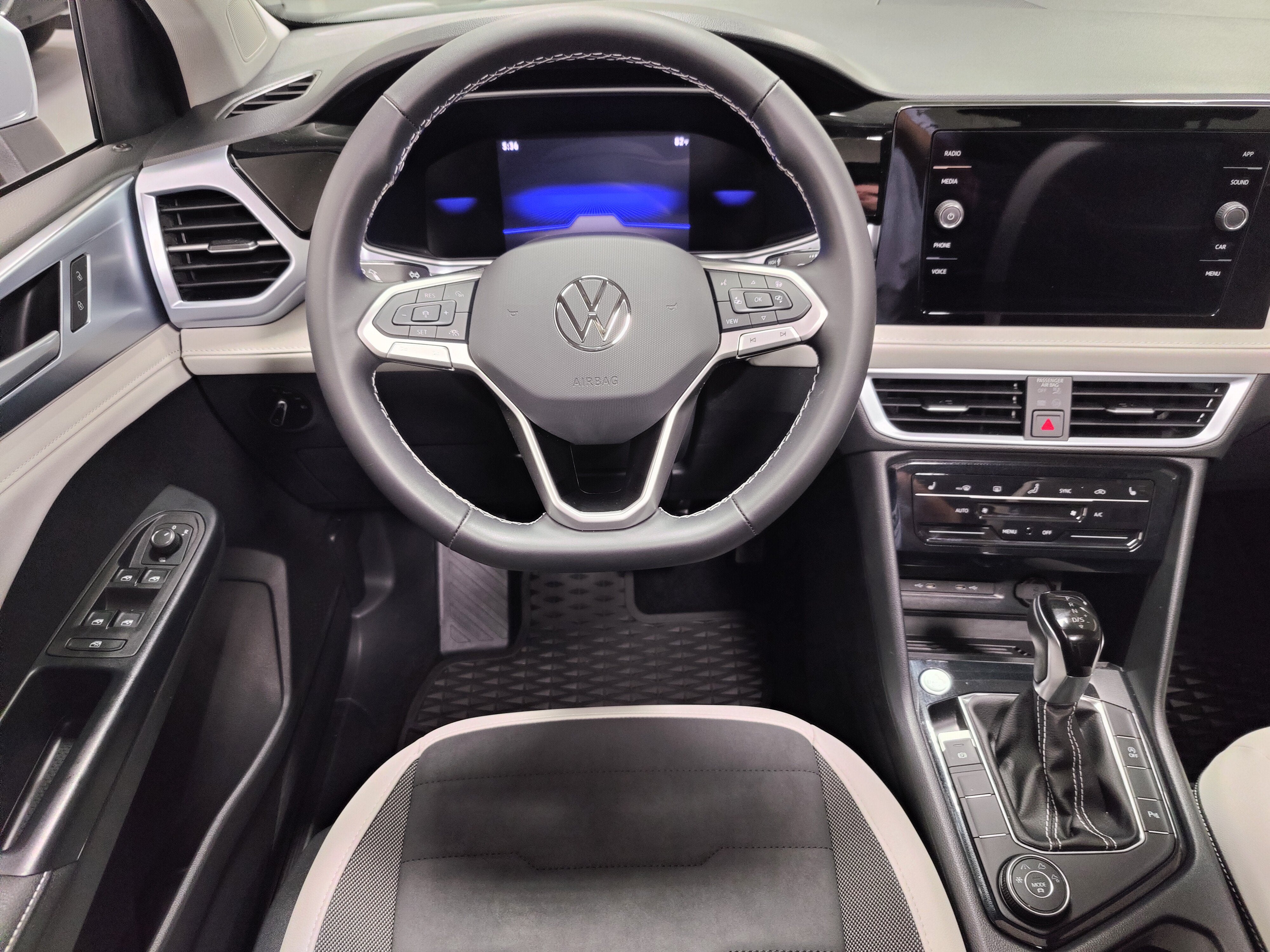 2025 Volkswagen Taos SE AWD w/Sunroof