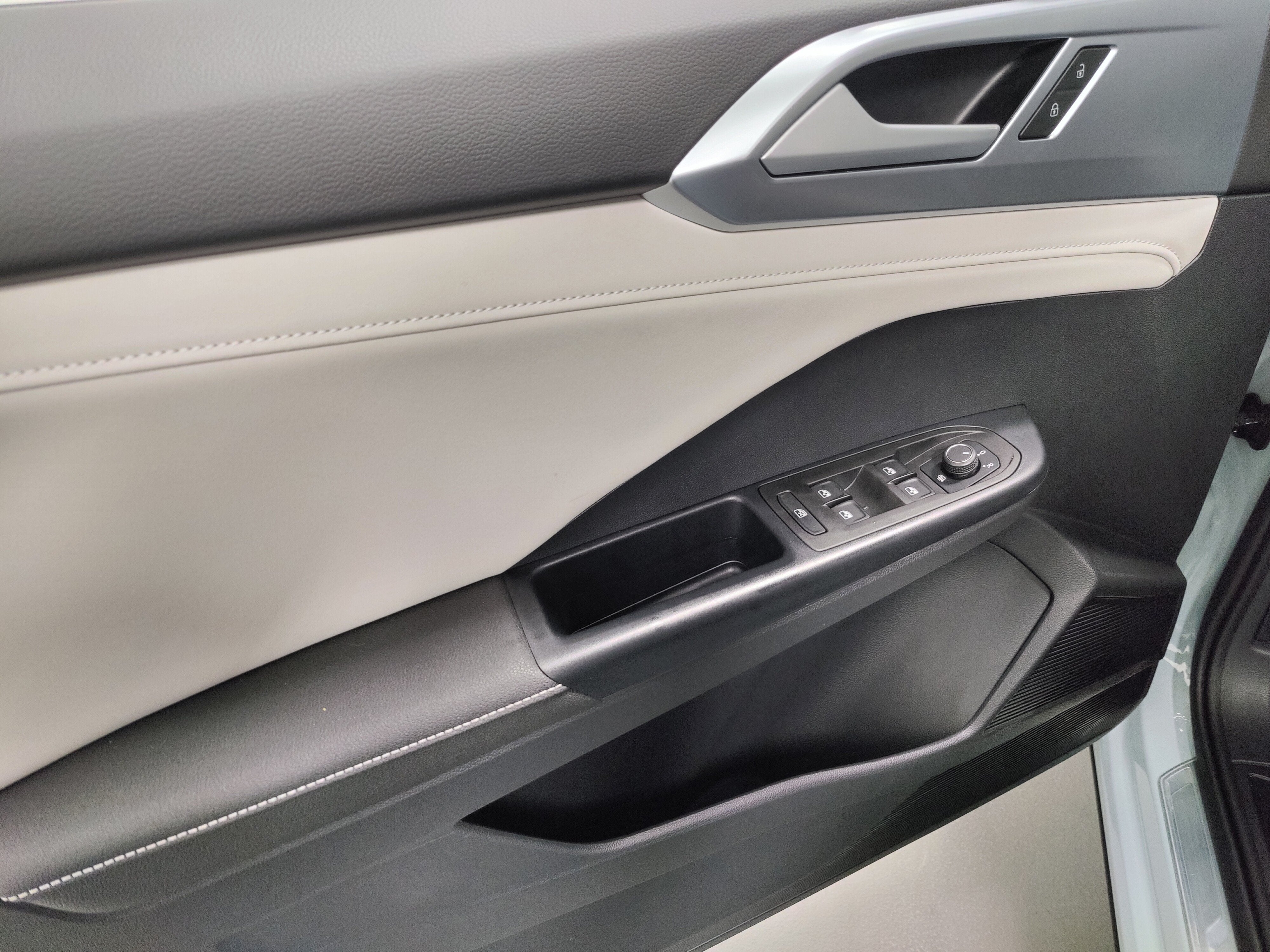 2025 Volkswagen Taos SE AWD w/Sunroof