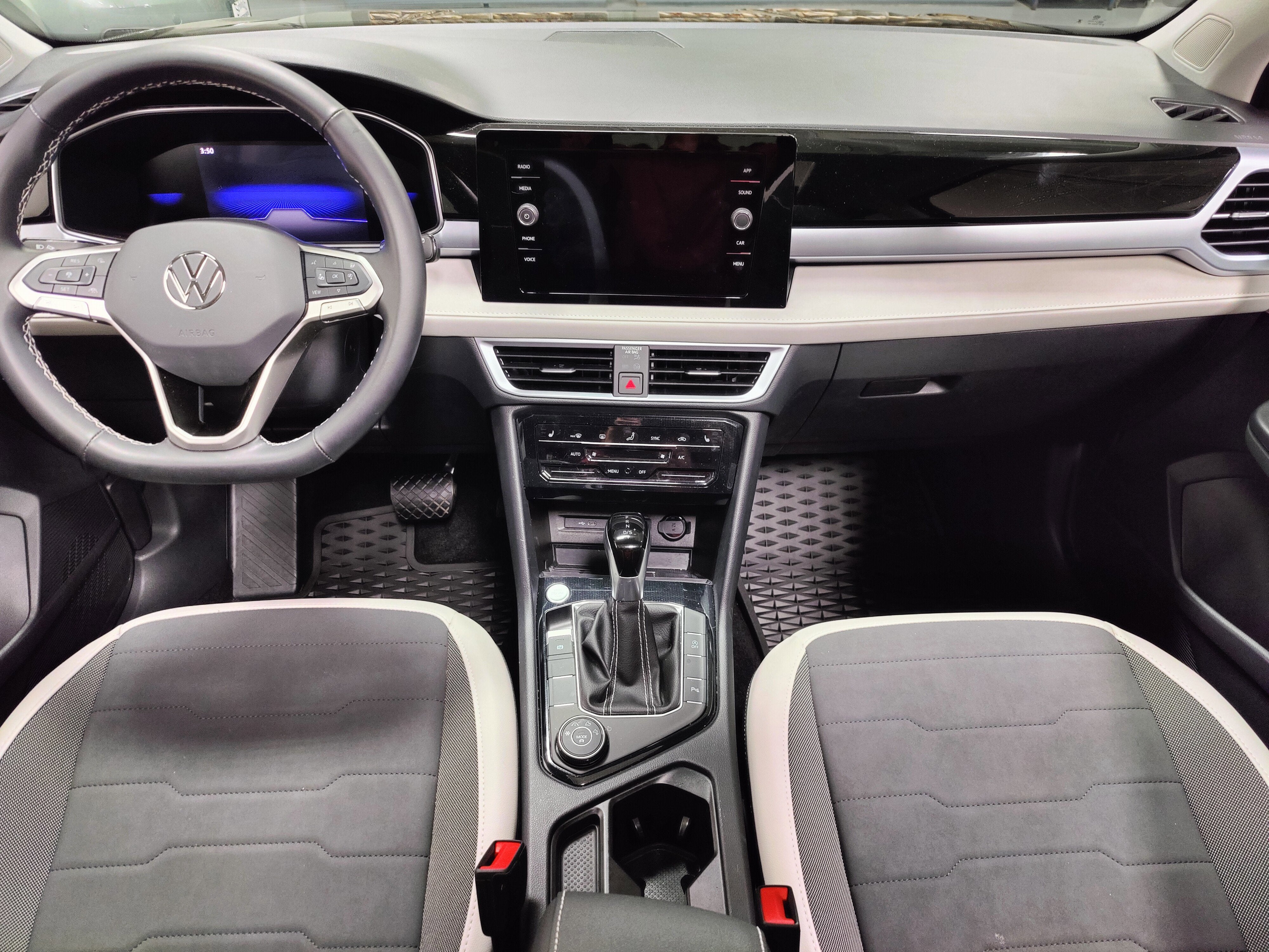 2025 Volkswagen Taos SE AWD w/Sunroof