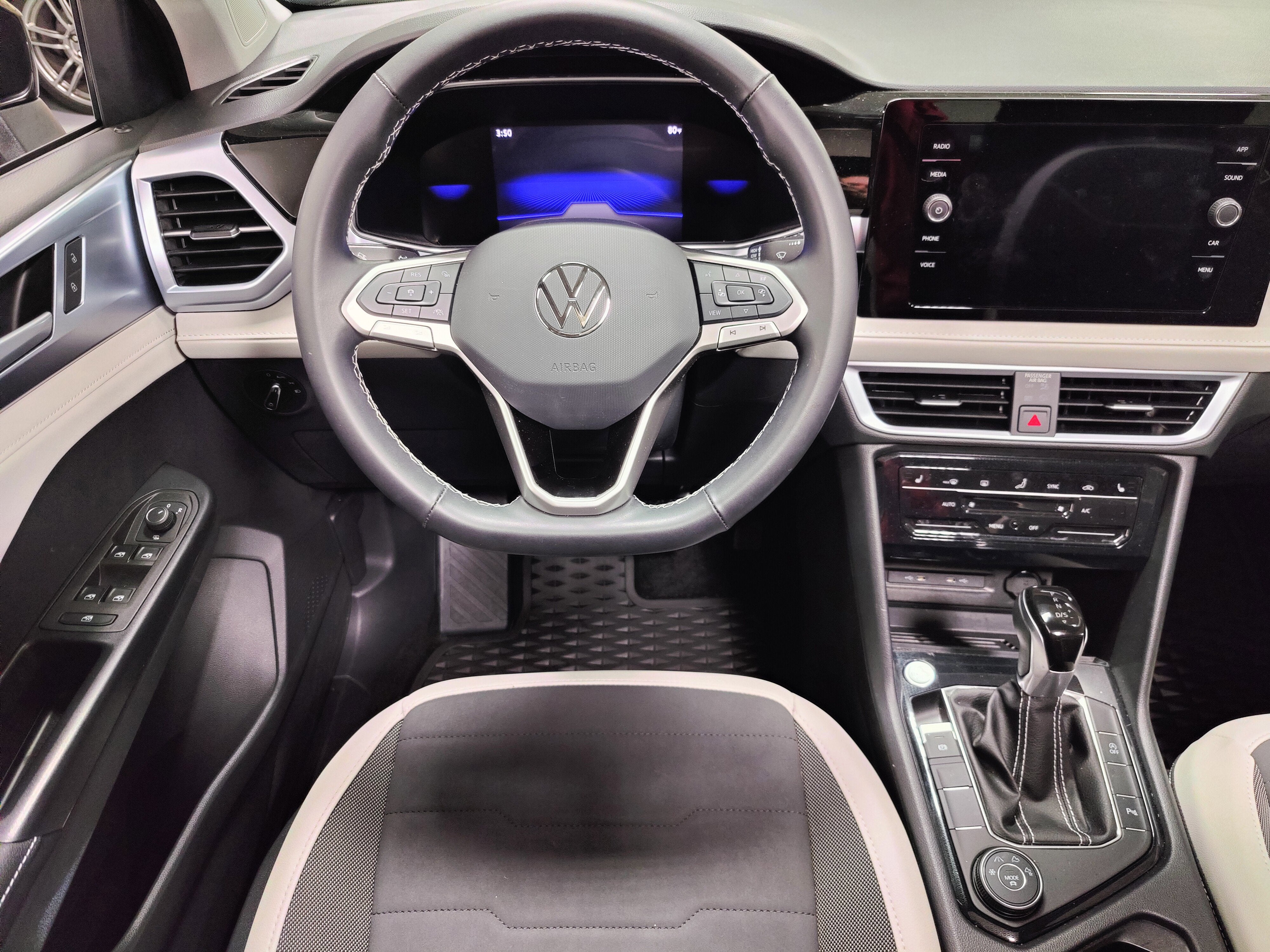 2025 Volkswagen Taos SE AWD w/Sunroof