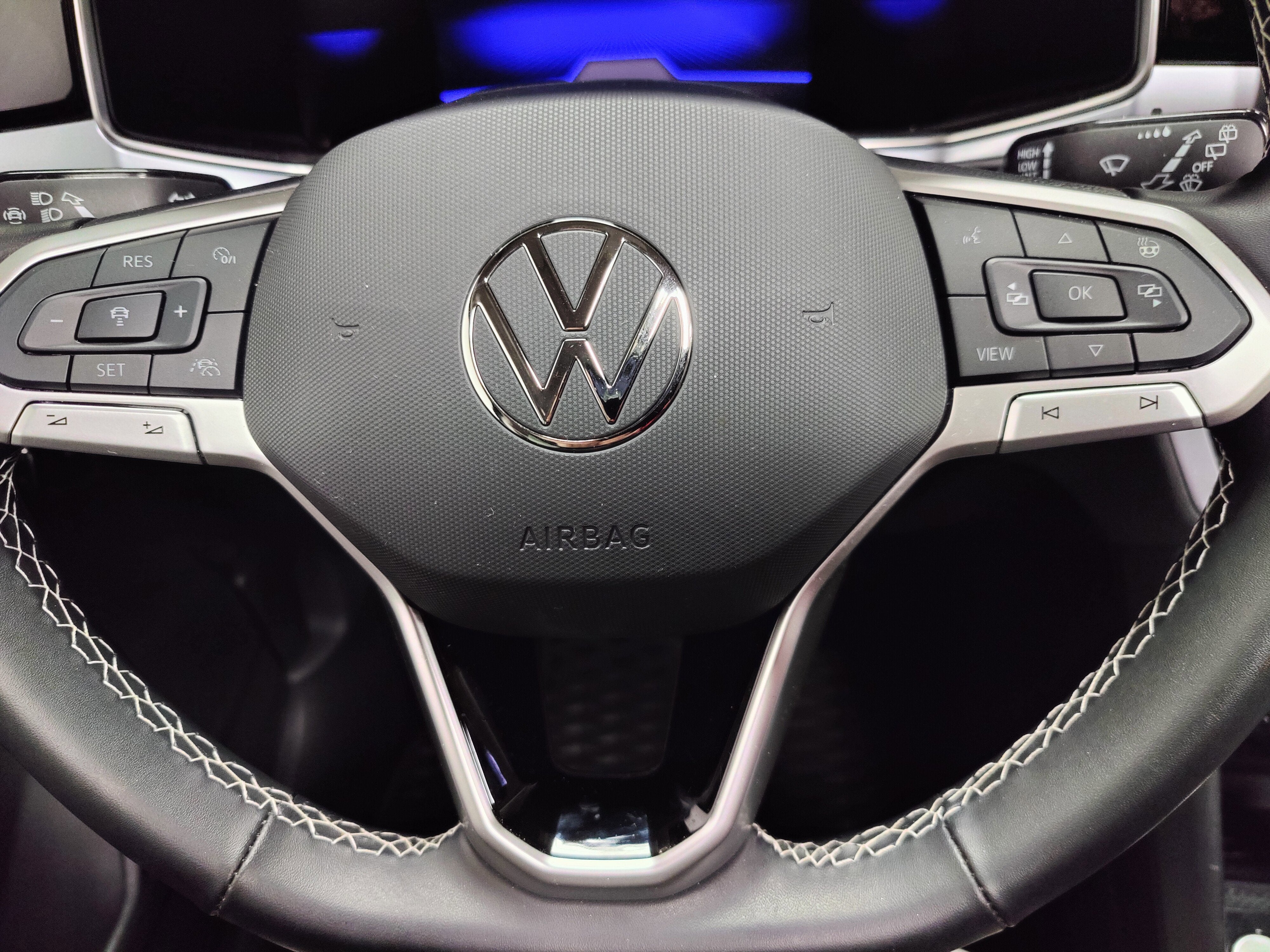 2025 Volkswagen Taos SE AWD w/Sunroof