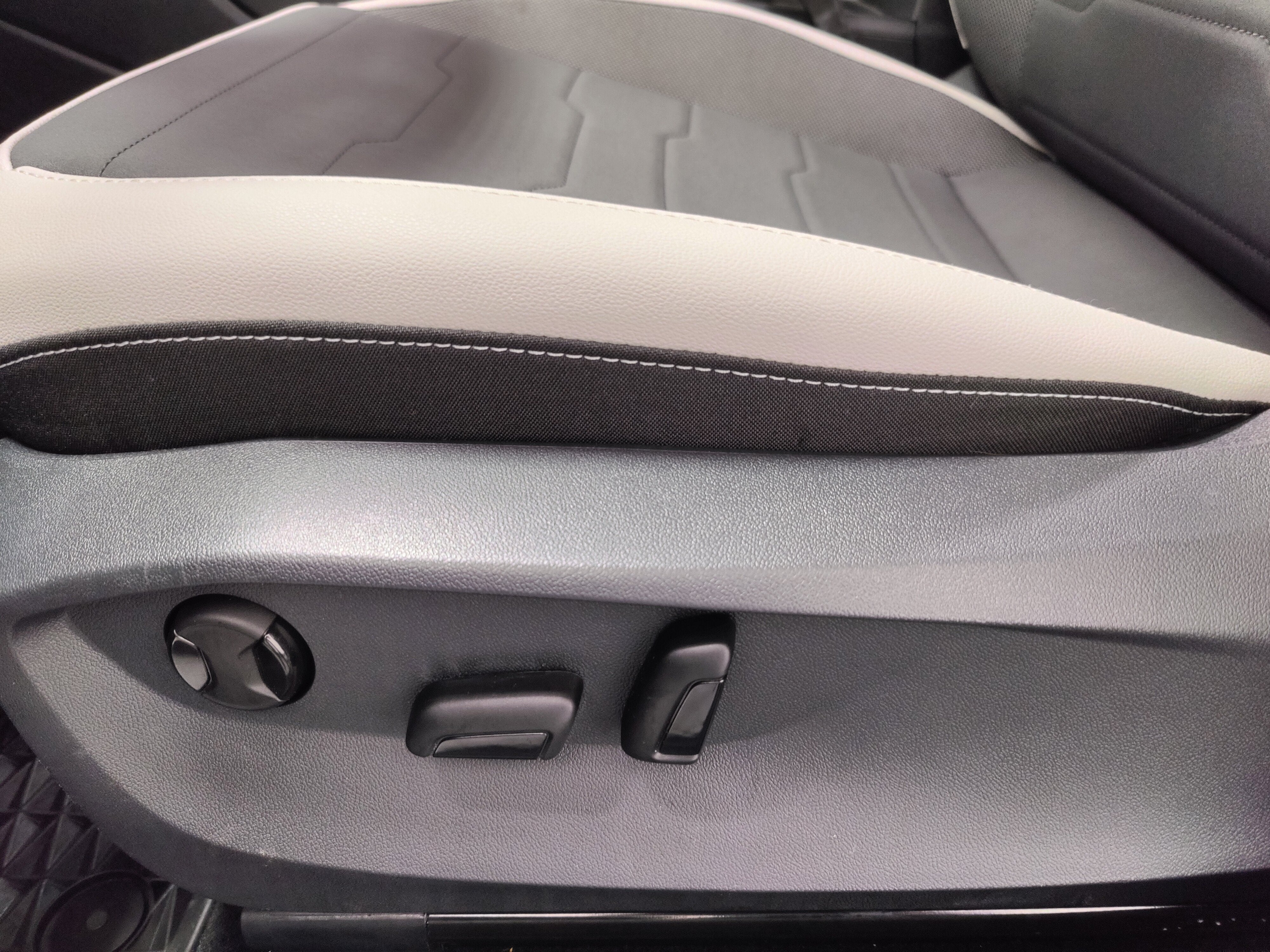 2025 Volkswagen Taos SE AWD w/Sunroof