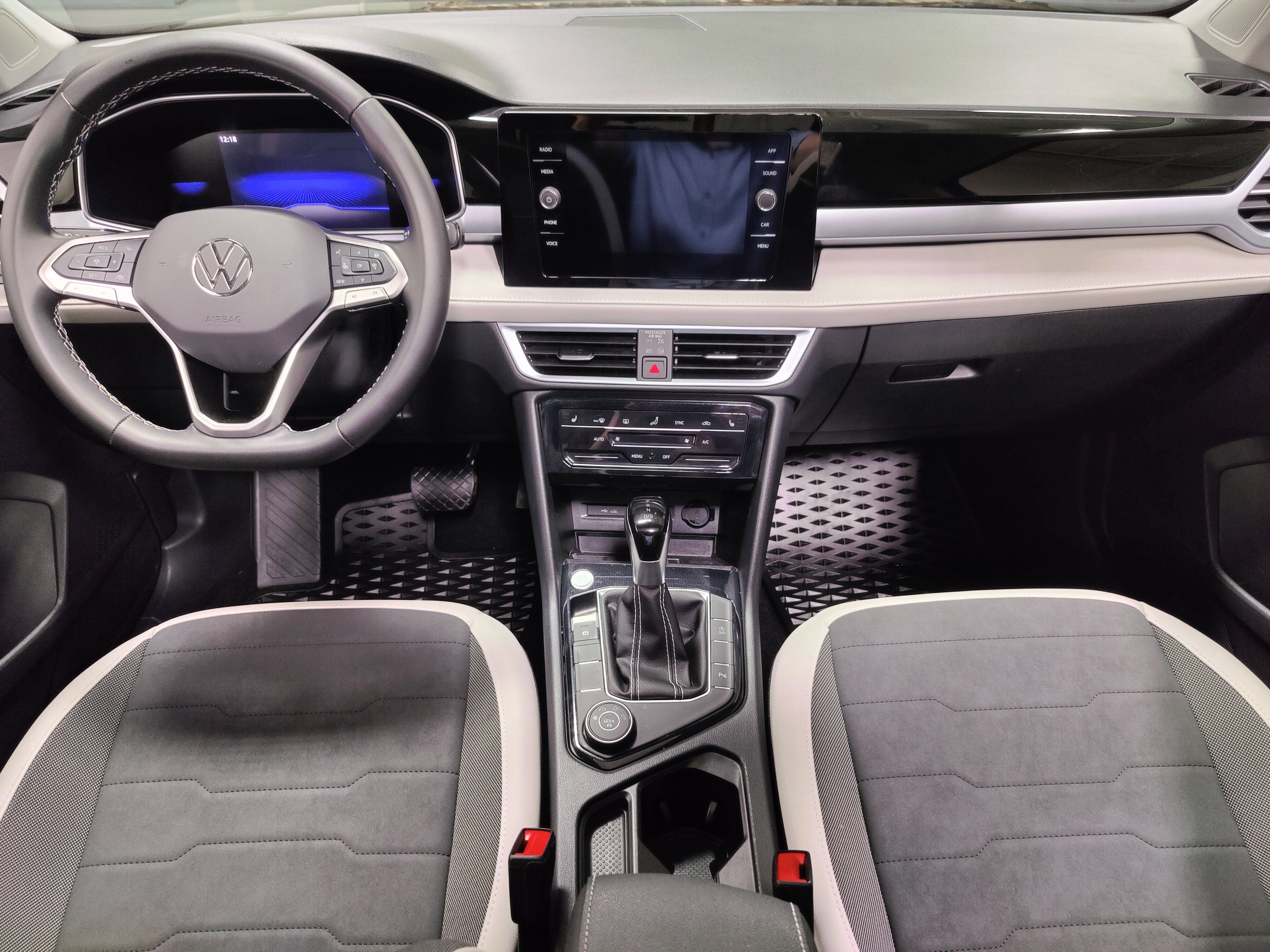 2025 Volkswagen Taos SE AWD w/Sunroof