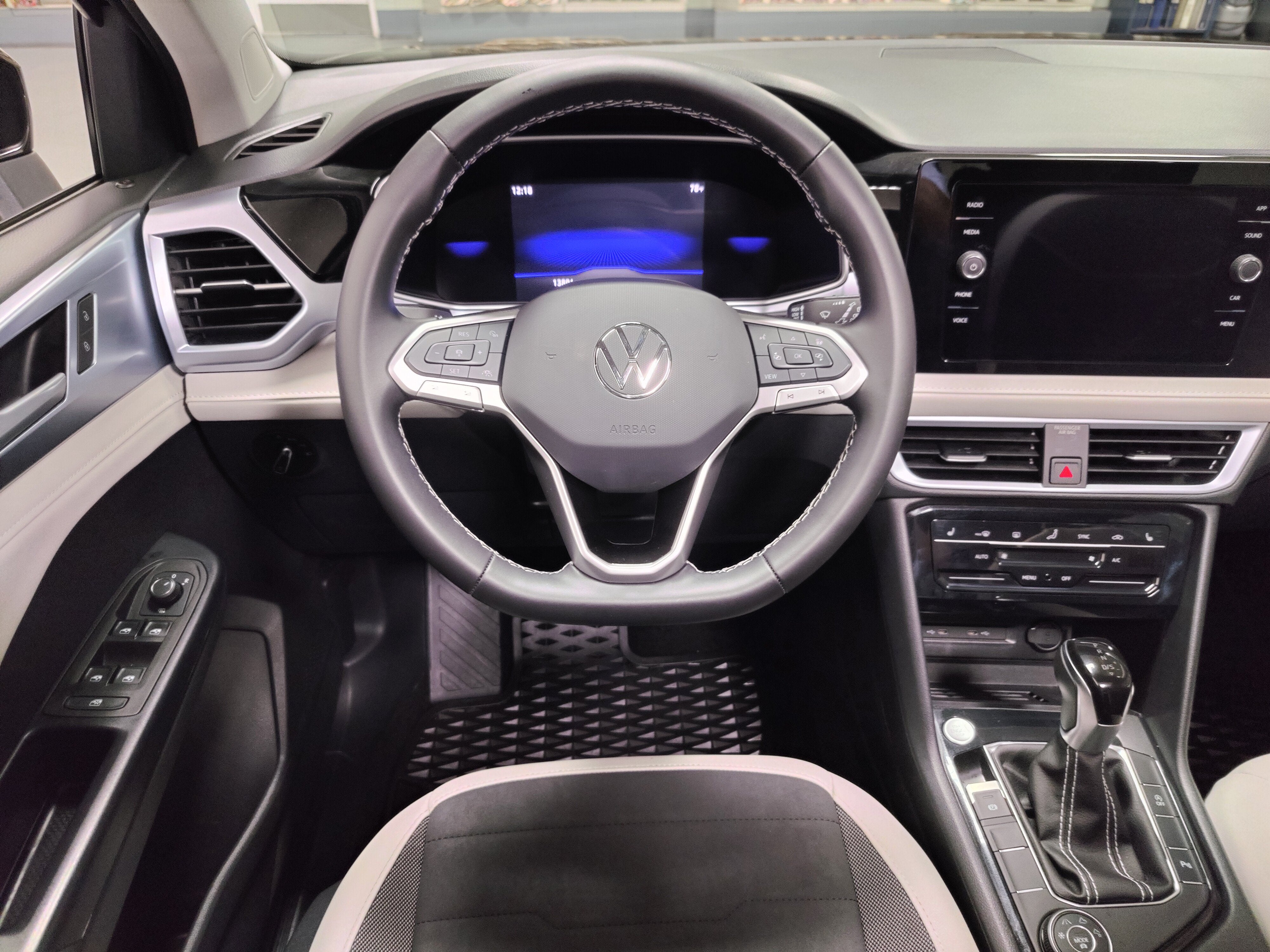 2025 Volkswagen Taos SE AWD w/Sunroof