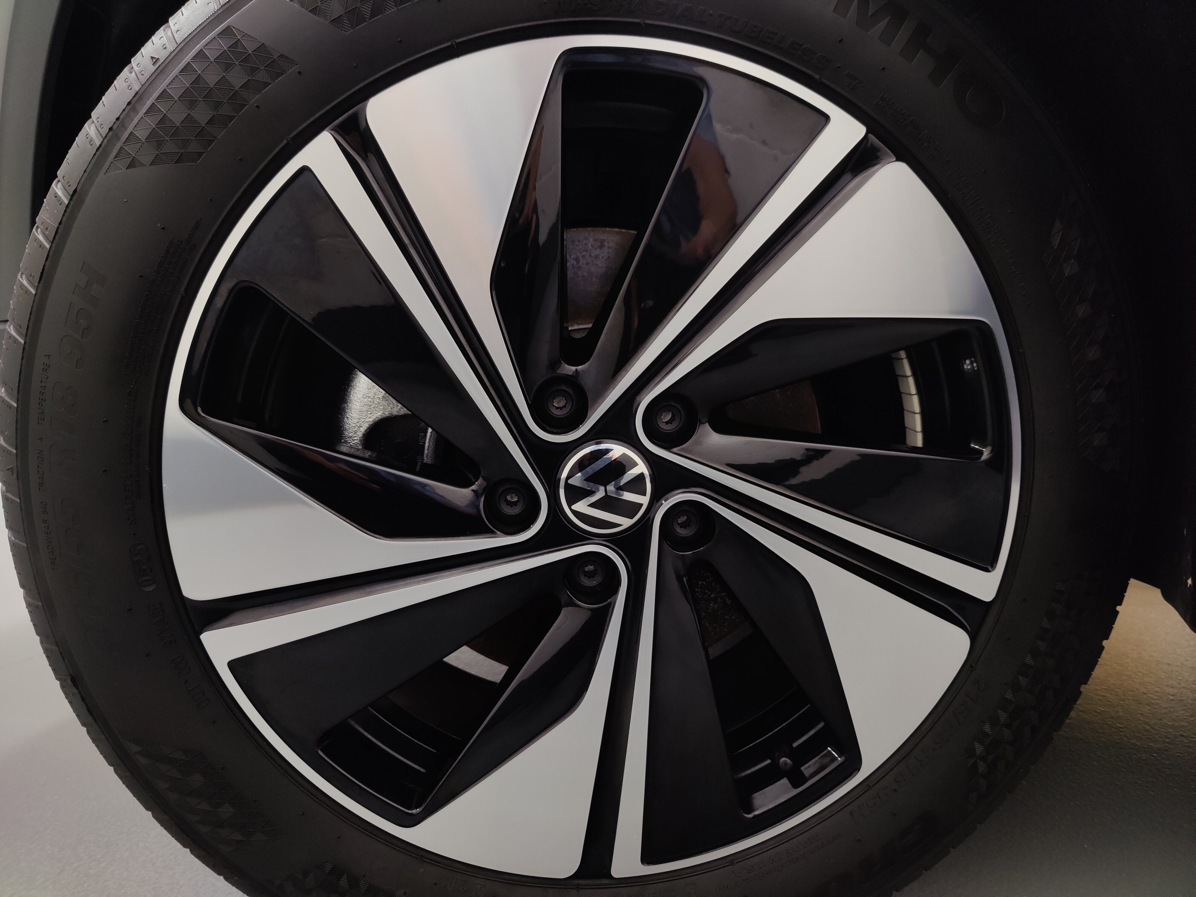 2025 Volkswagen Taos SE AWD w/Sunroof
