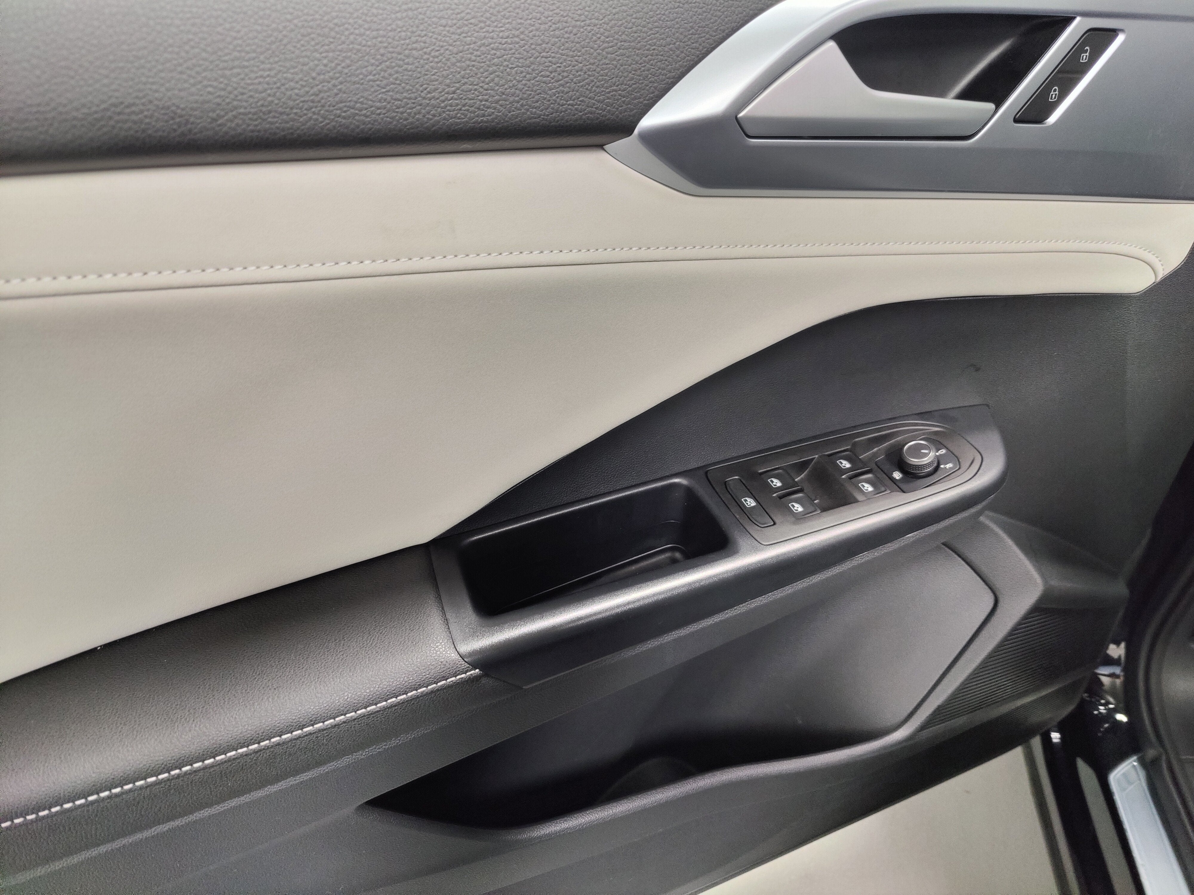 2025 Volkswagen Taos SE AWD w/Sunroof