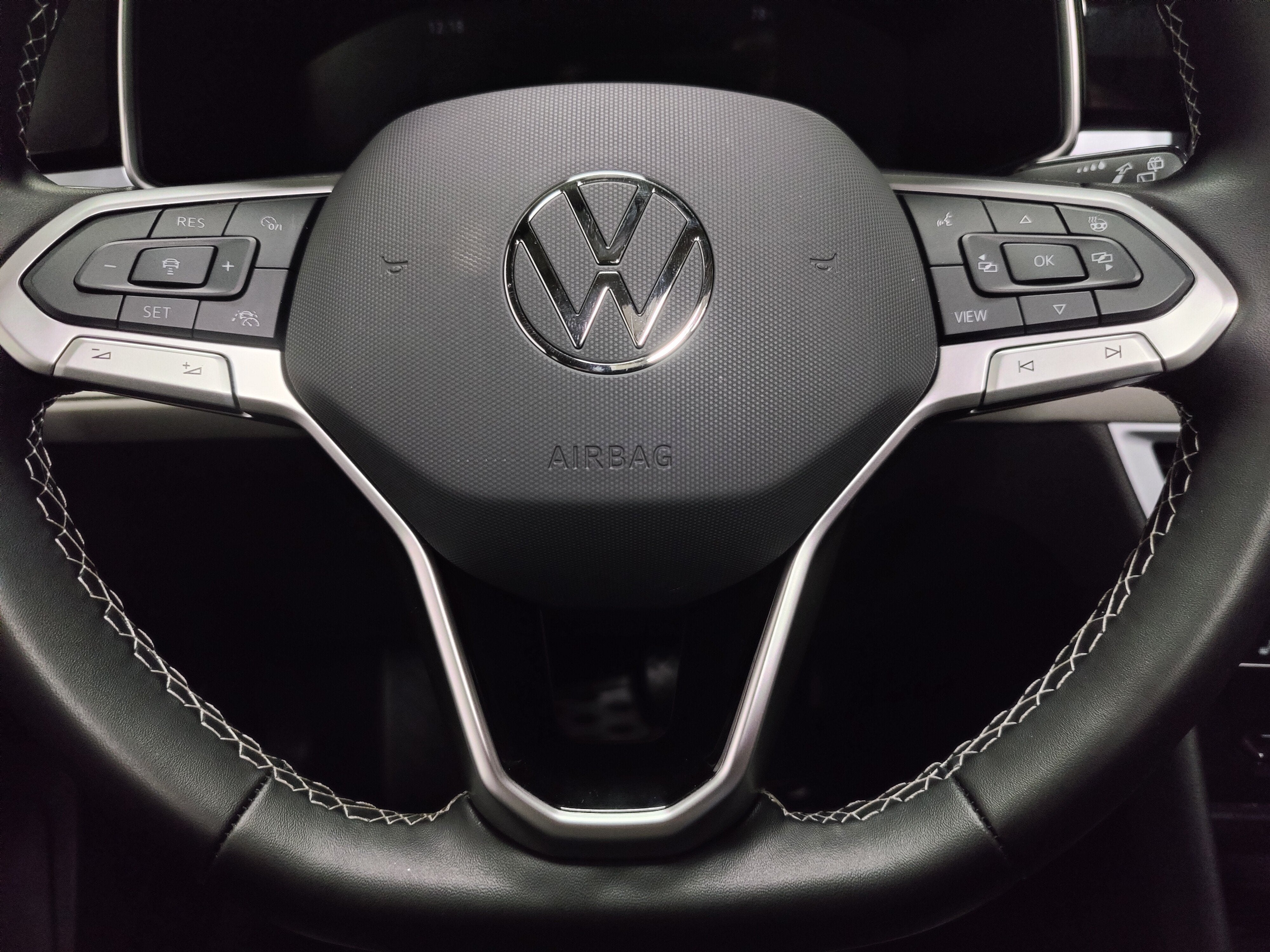 2025 Volkswagen Taos SE AWD w/Sunroof