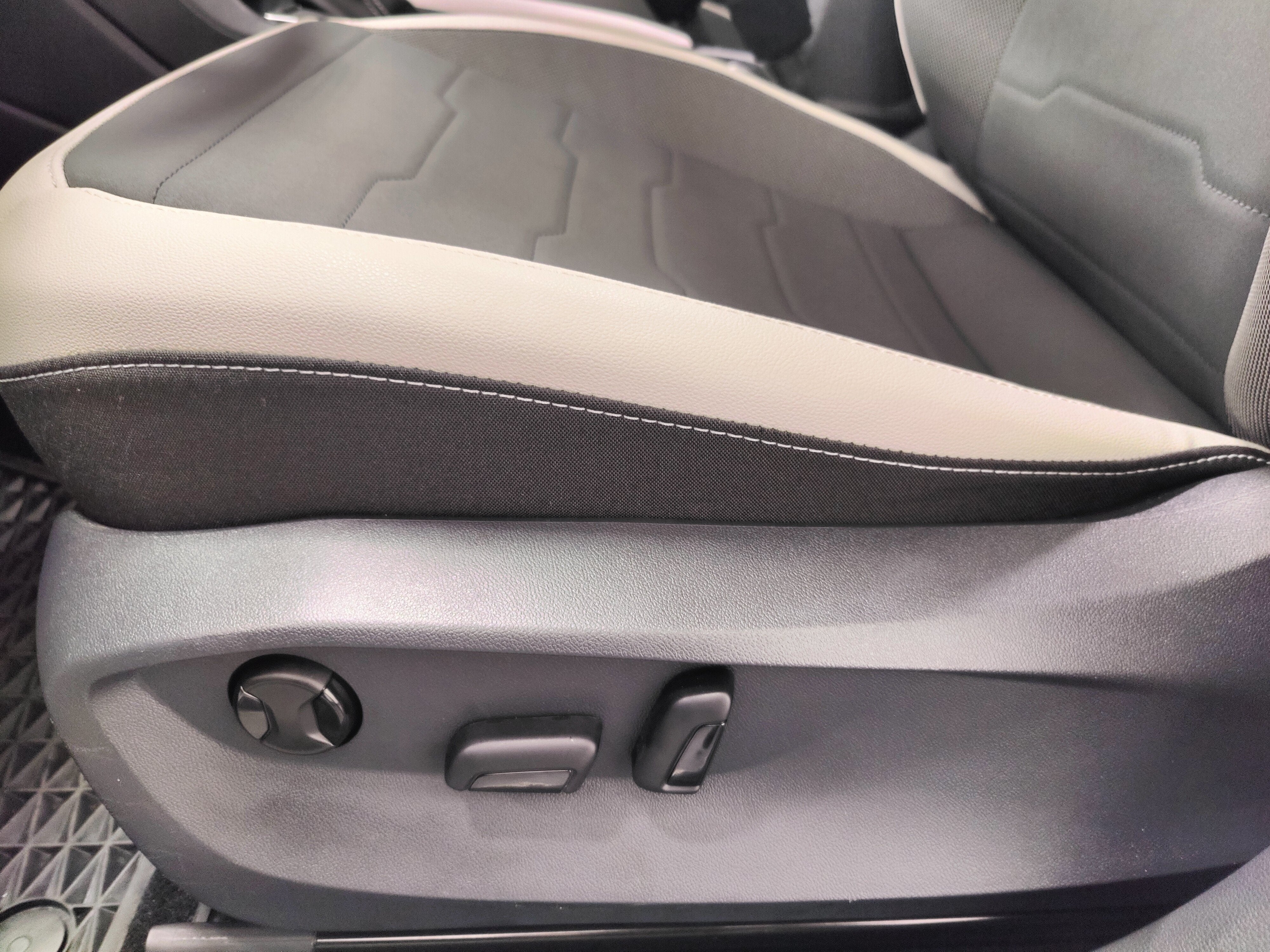 2025 Volkswagen Taos SE AWD w/Sunroof