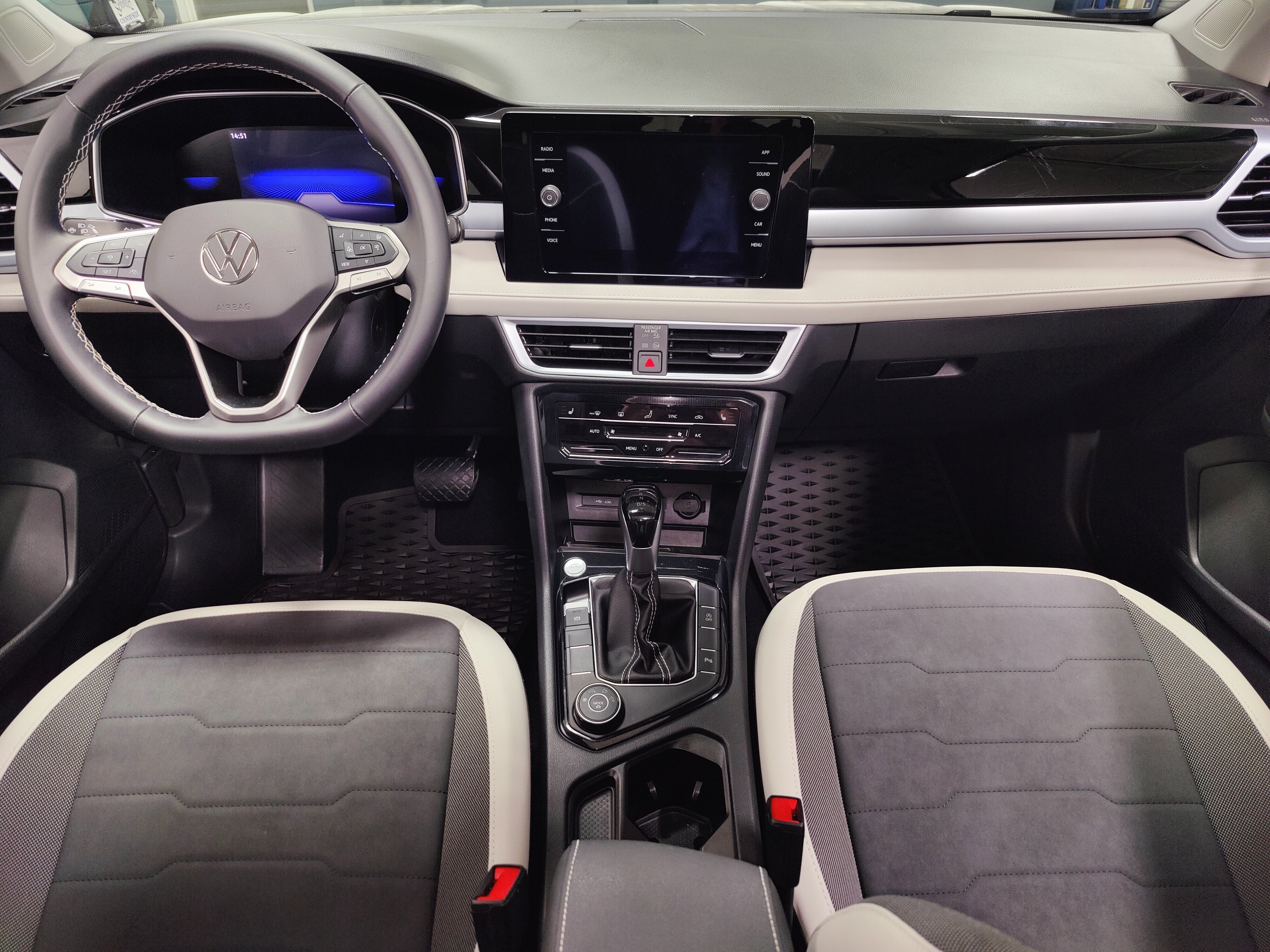 2025 Volkswagen Taos SE AWD w/Sunroof