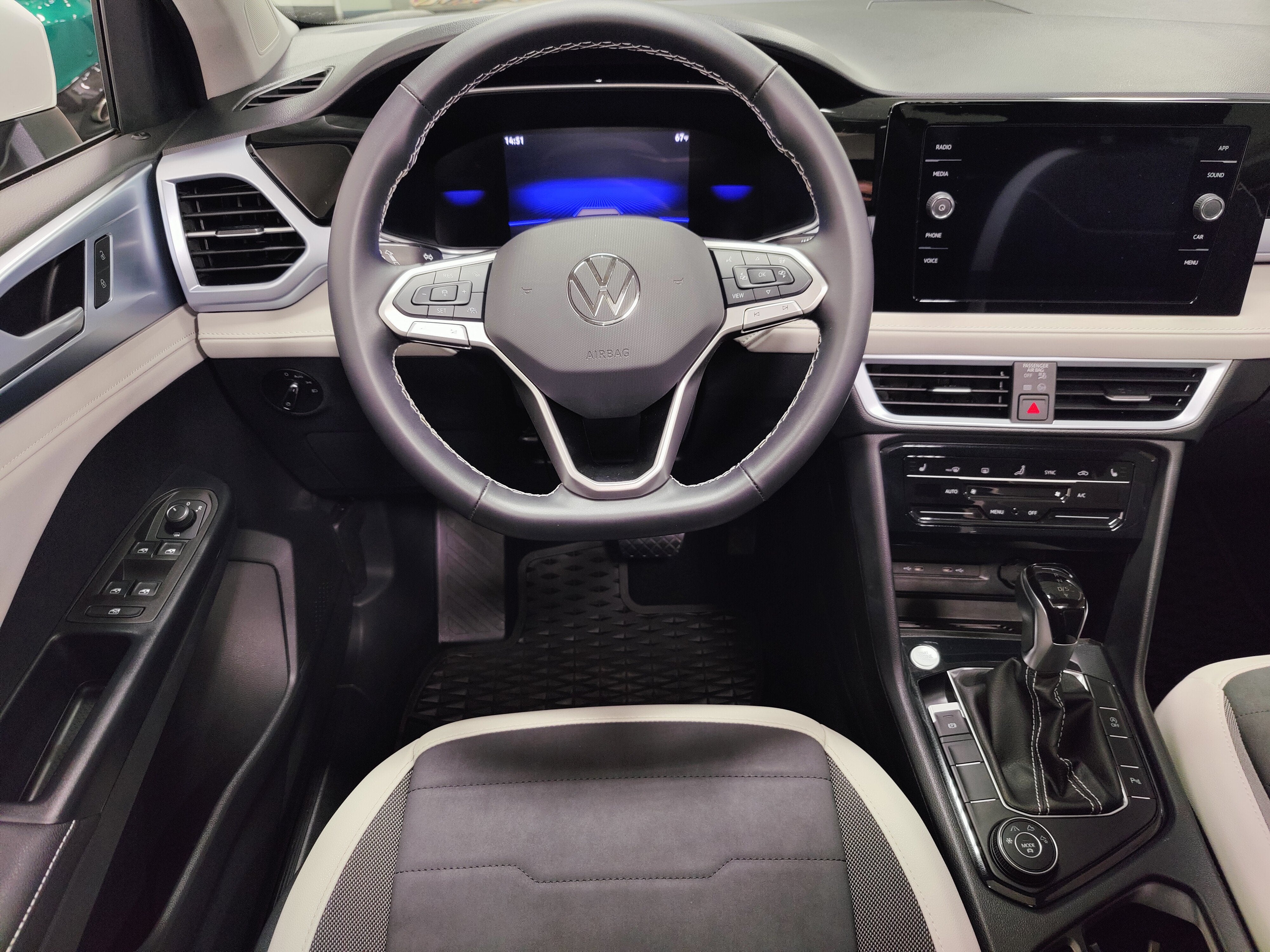 2025 Volkswagen Taos SE AWD w/Sunroof