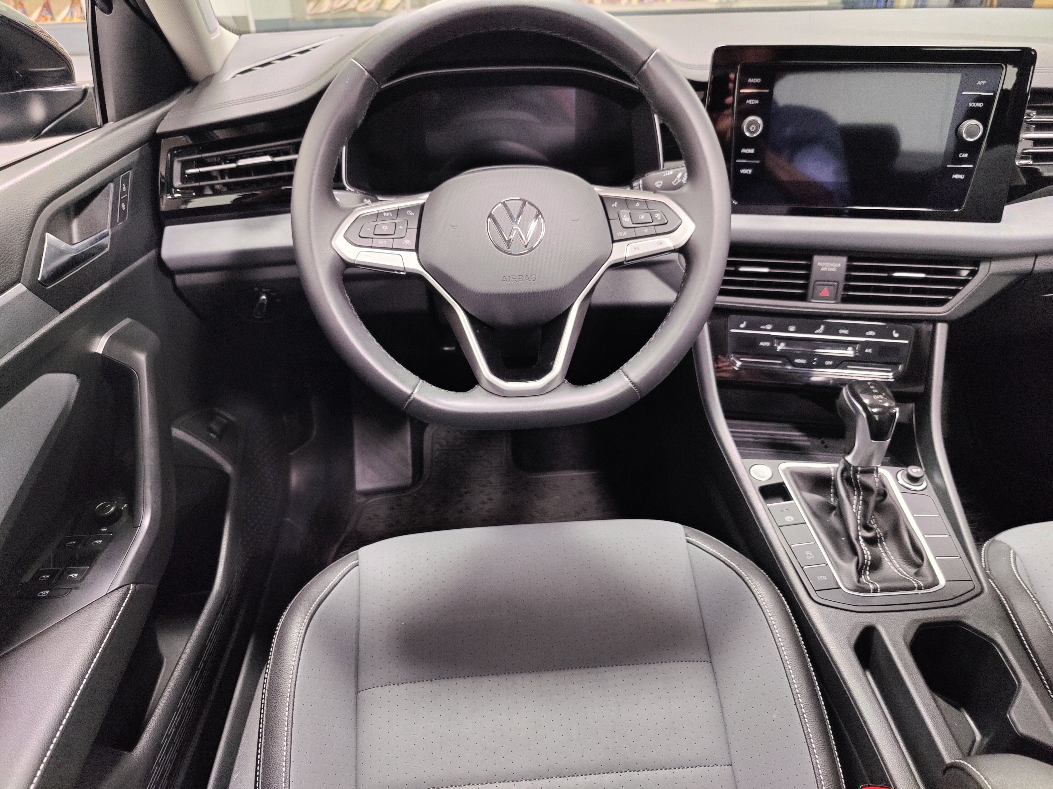 2025 Volkswagen Jetta SE w/Sunroof