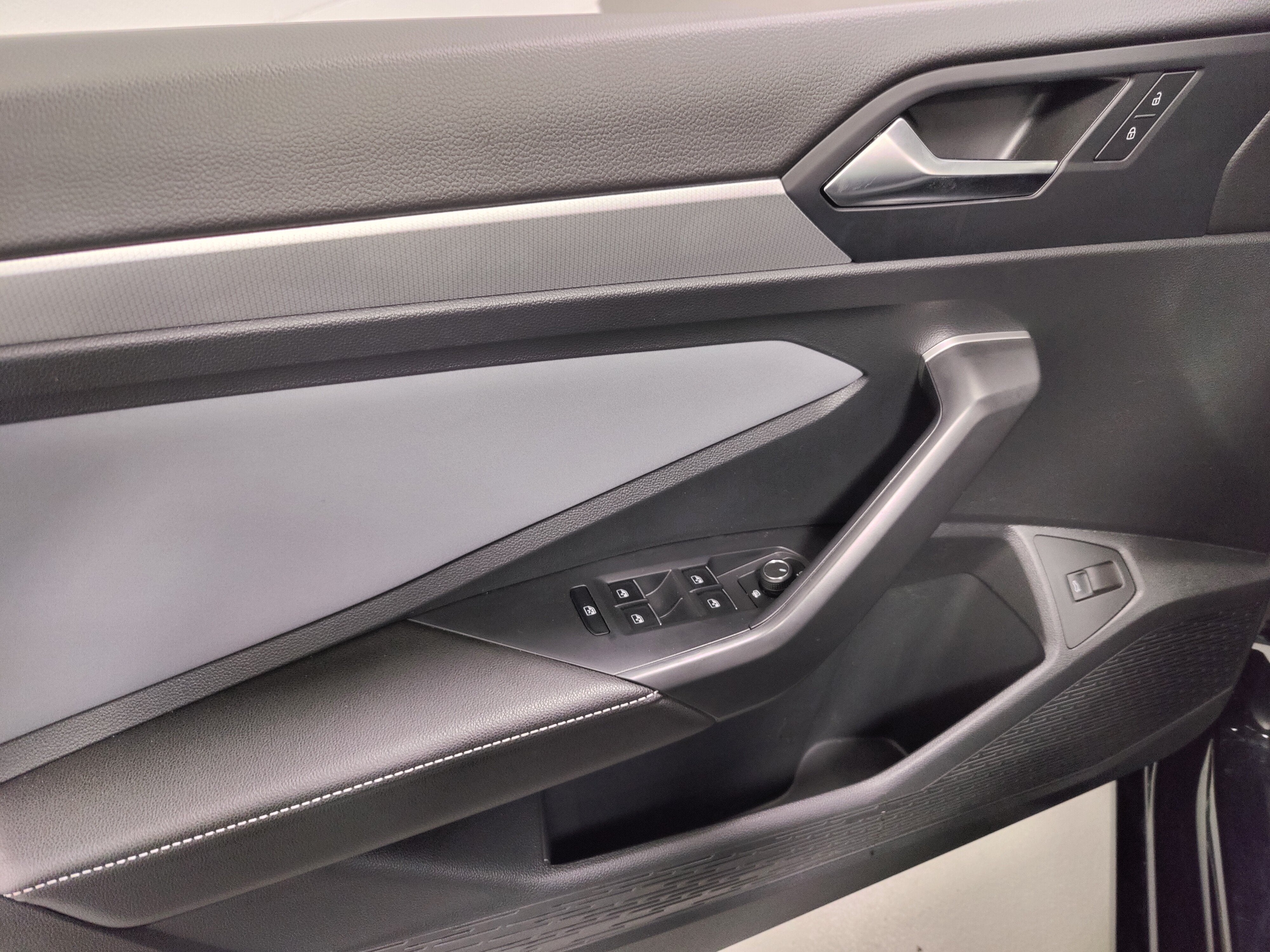 2025 Volkswagen Jetta SE w/Sunroof