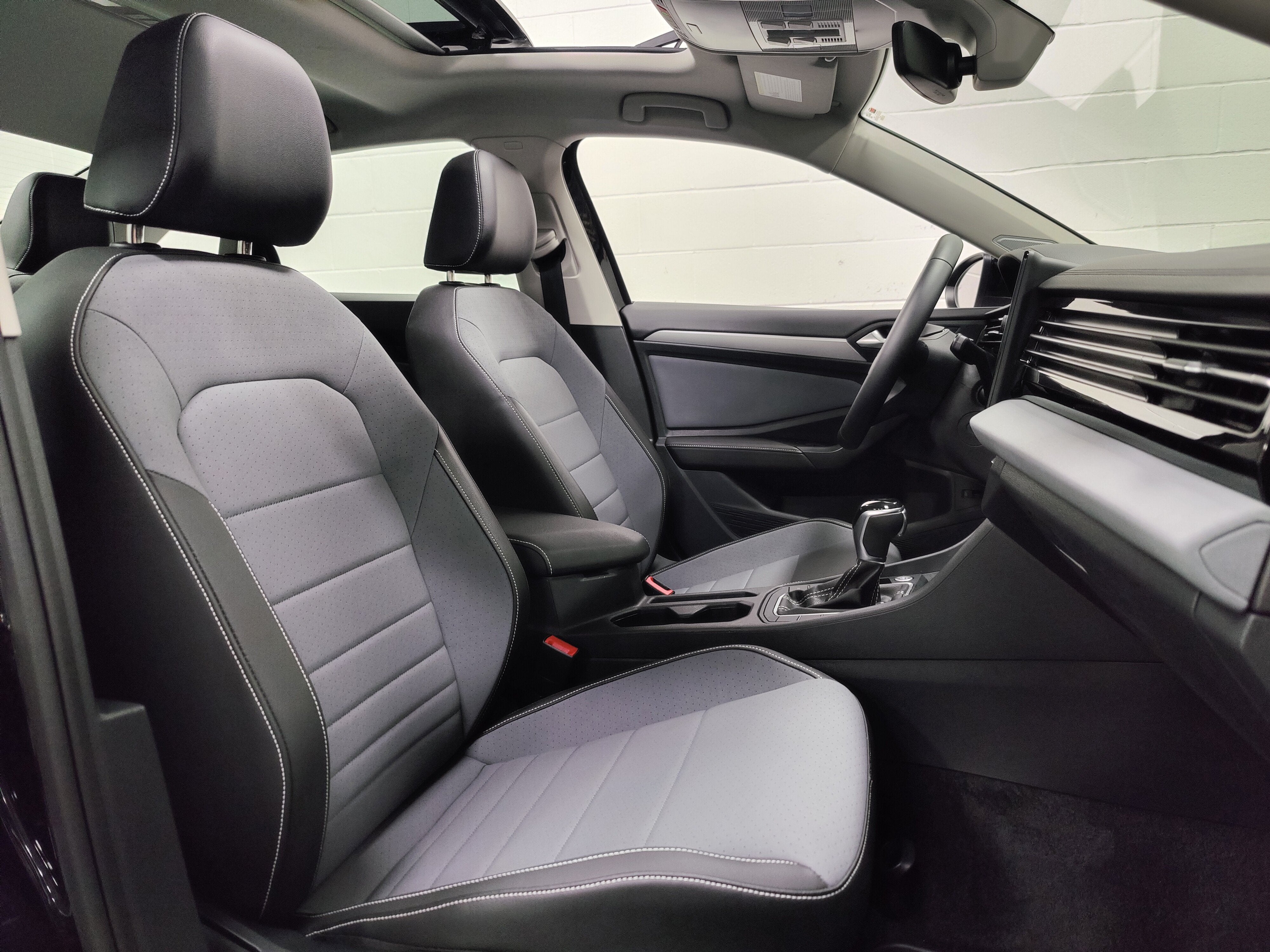 2025 Volkswagen Jetta SE w/Sunroof